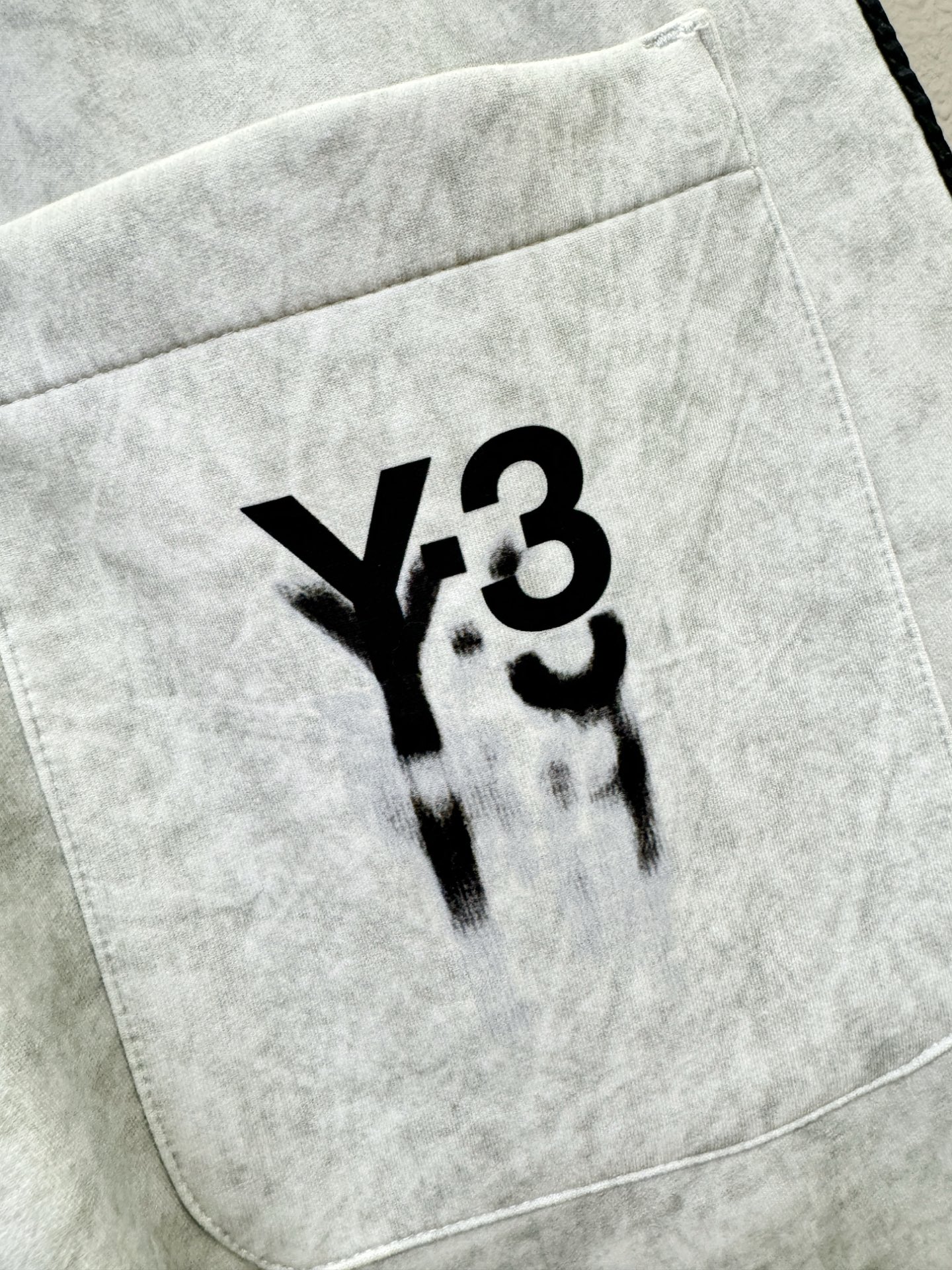 Y-3 新品休闲裤，选用欧洲进口面料，柔软舒适有质感，原版五金配件，非常炫酷，细节处理精致，上身效果超级