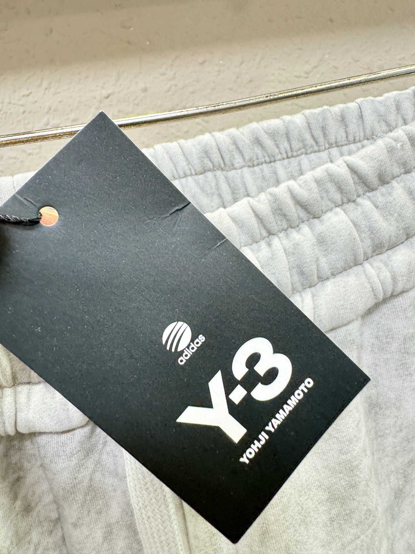 Y-3 新品休闲裤，选用欧洲进口面料，柔软舒适有质感，原版五金配件，非常炫酷，细节处理精致，上身效果超级
