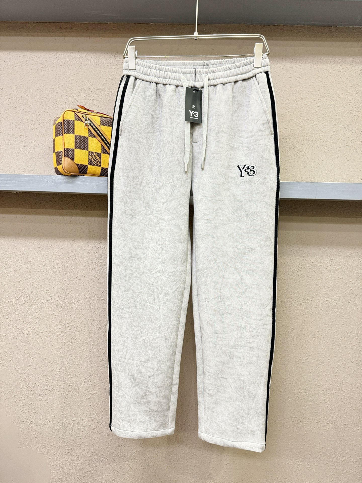 Y-3 新品休闲裤，选用欧洲进口面料，柔软舒适有质感，原版五金配件，非常炫酷，细节处理精致，上身效果超级