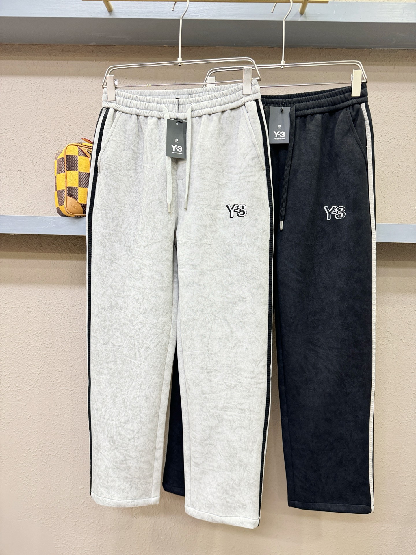 Y-3 新品休闲裤，选用欧洲进口面料，柔软舒适有质感，原版五金配件，非常炫酷，细节处理精致，上身效果超级