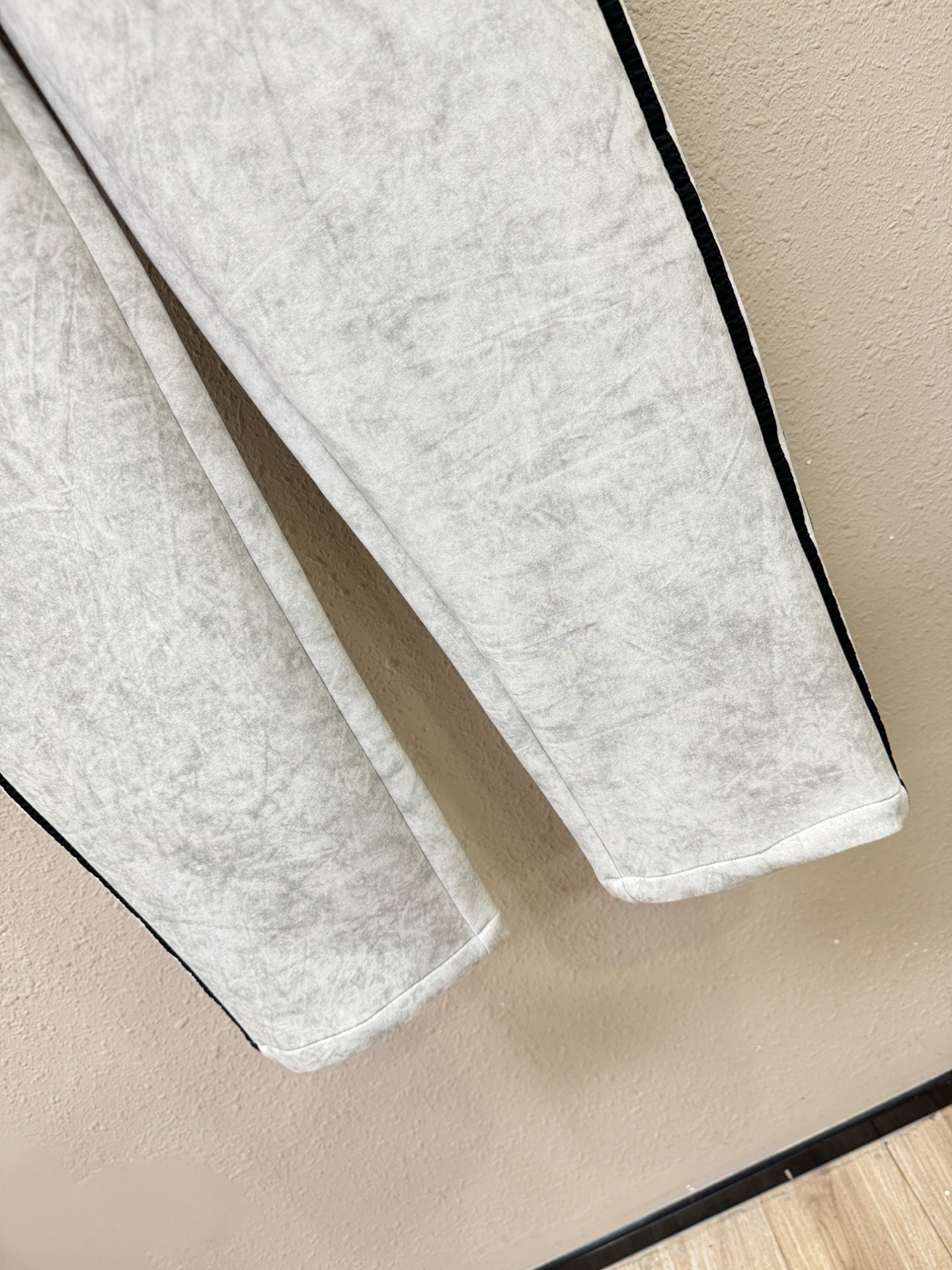 Y-3 新品休闲裤，选用欧洲进口面料，柔软舒适有质感，原版五金配件，非常炫酷，细节处理精致，上身效果超级