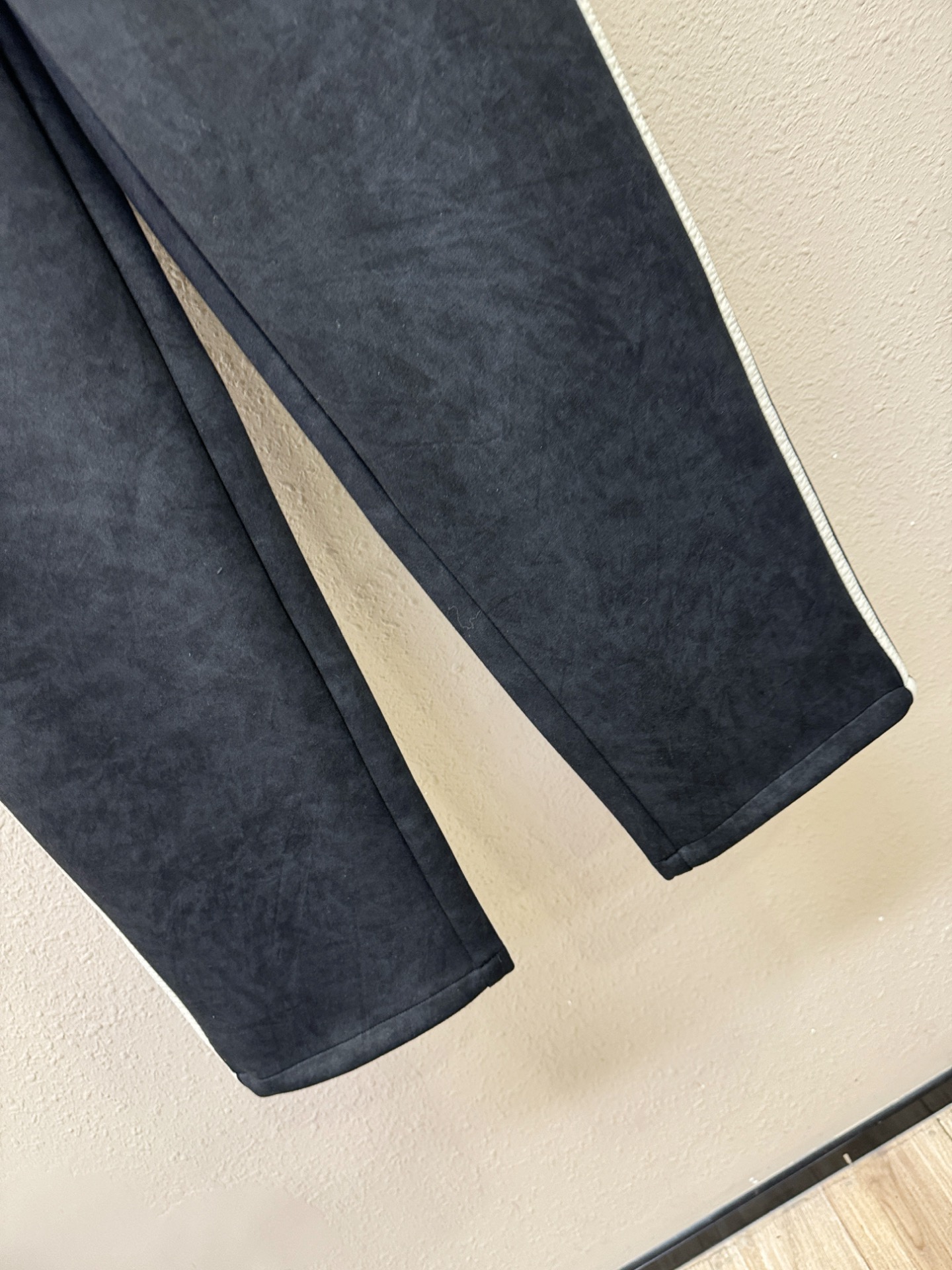 Y-3 新品休闲裤，选用欧洲进口面料，柔软舒适有质感，原版五金配件，非常炫酷，细节处理精致，上身效果超级