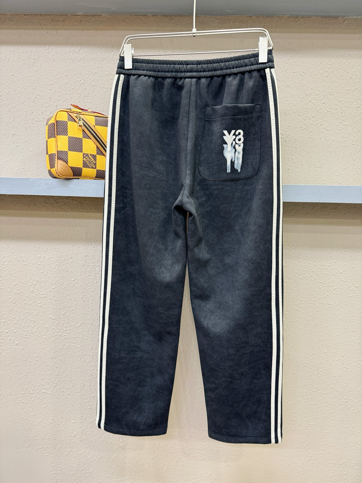 Y-3 新品休闲裤，选用欧洲进口面料，柔软舒适有质感，原版五金配件，非常炫酷，细节处理精致，上身效果超级