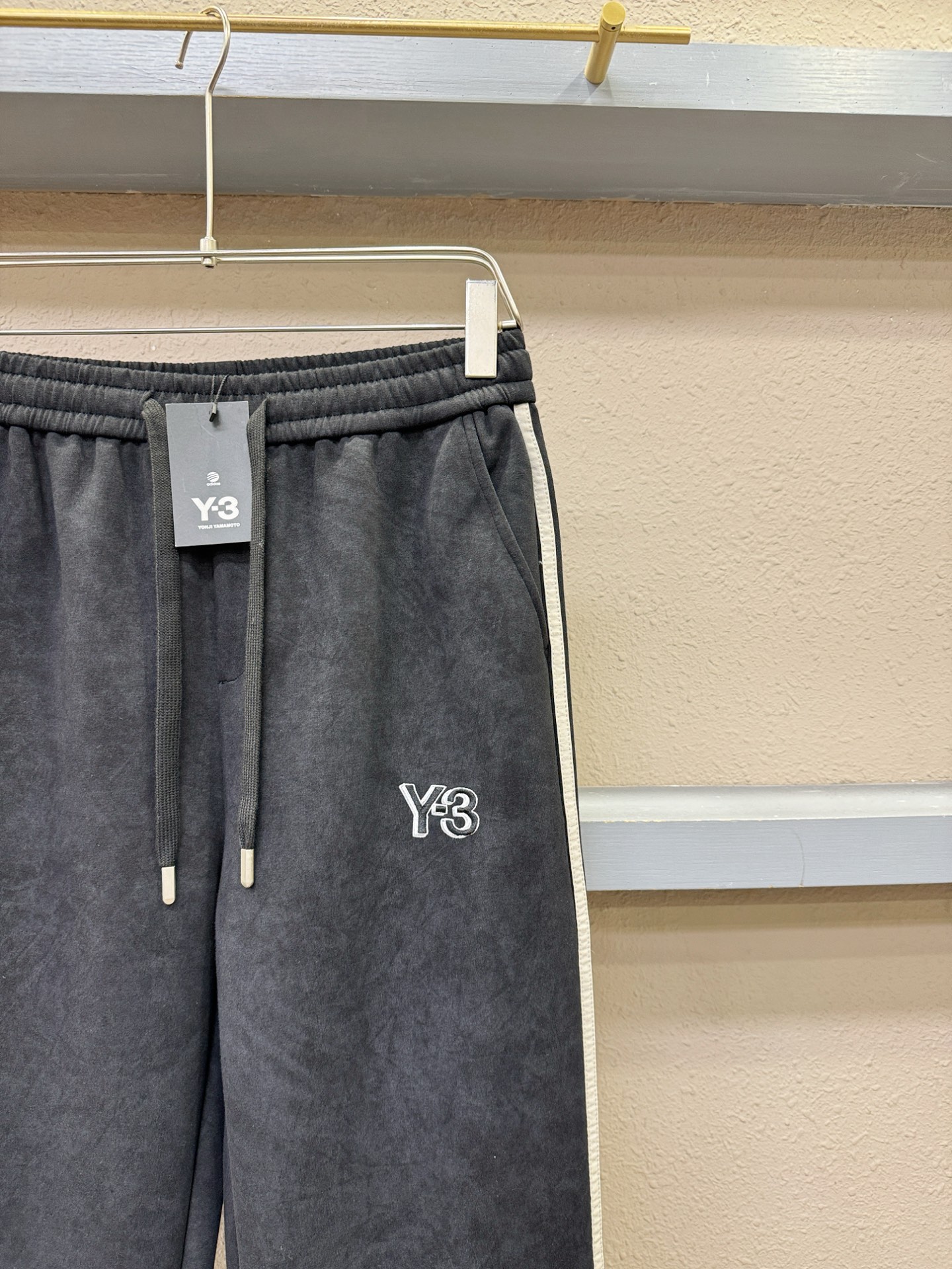 Y-3 新品休闲裤，选用欧洲进口面料，柔软舒适有质感，原版五金配件，非常炫酷，细节处理精致，上身效果超级