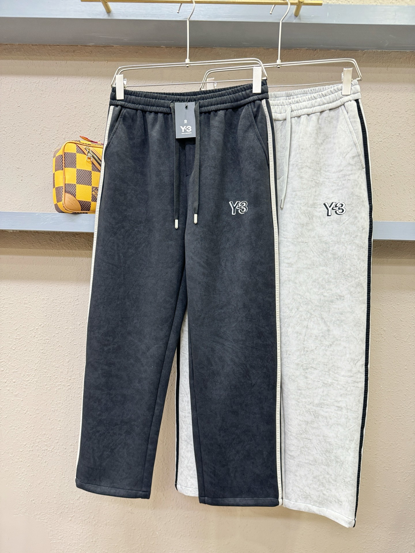 Y-3 新品休闲裤，选用欧洲进口面料，柔软舒适有质感，原版五金配件，非常炫酷，细节处理精致，上身效果超级