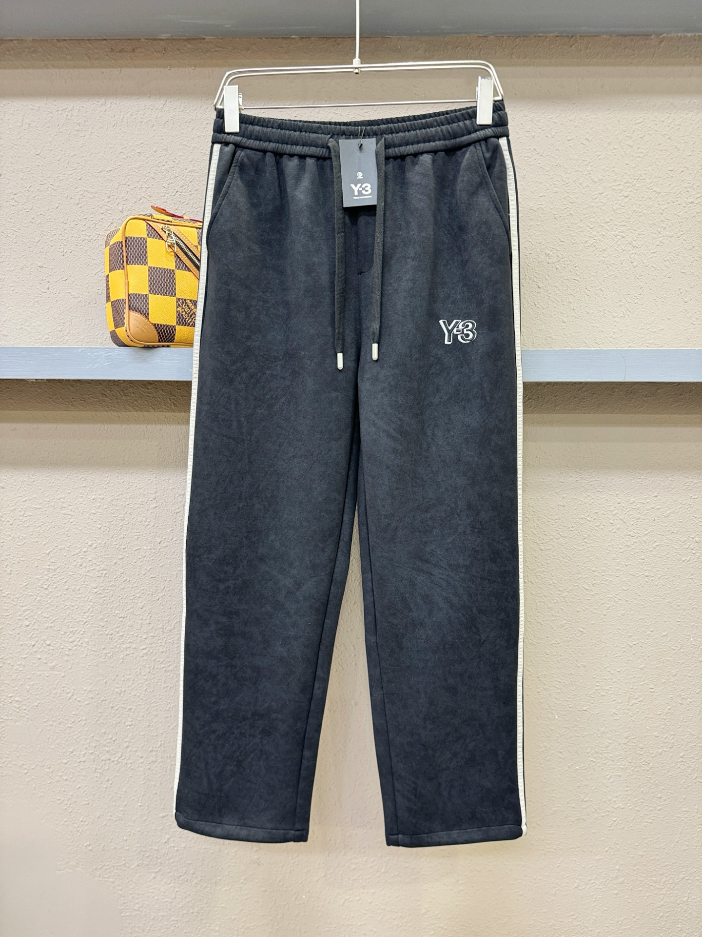 Y-3 新品休闲裤，选用欧洲进口面料，柔软舒适有质感，原版五金配件，非常炫酷，细节处理精致，上身效果超级