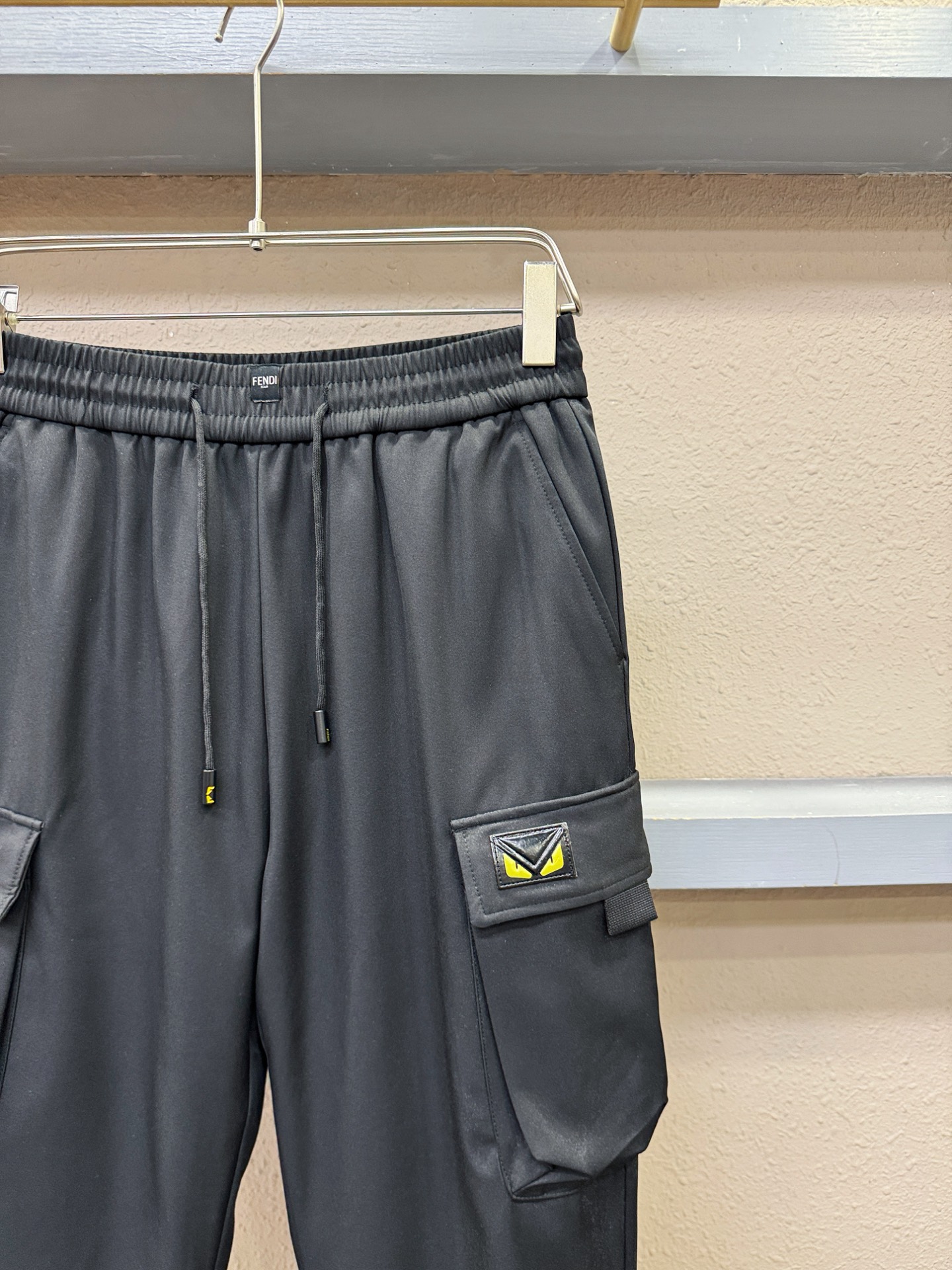 FENDI芬迪 秋冬新款防寒机能羽绒裤，经典羽绒长裤，防风防雨雪，内里大朵绒填充，舒适保暖。运动时尚的同