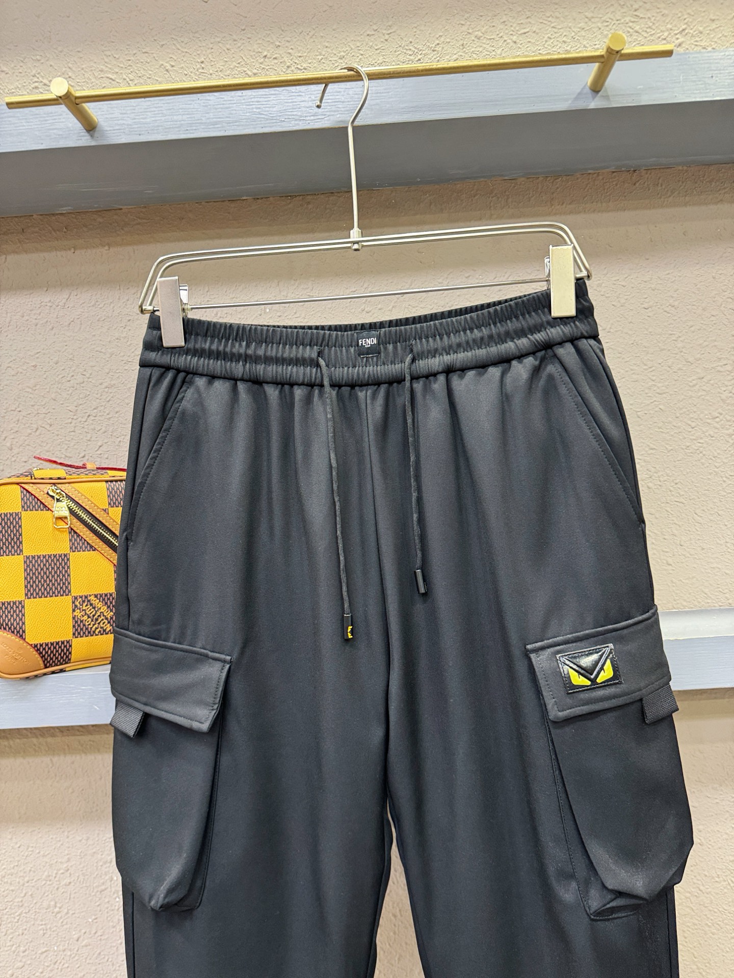 FENDI芬迪 秋冬新款防寒机能羽绒裤，经典羽绒长裤，防风防雨雪，内里大朵绒填充，舒适保暖。运动时尚的同