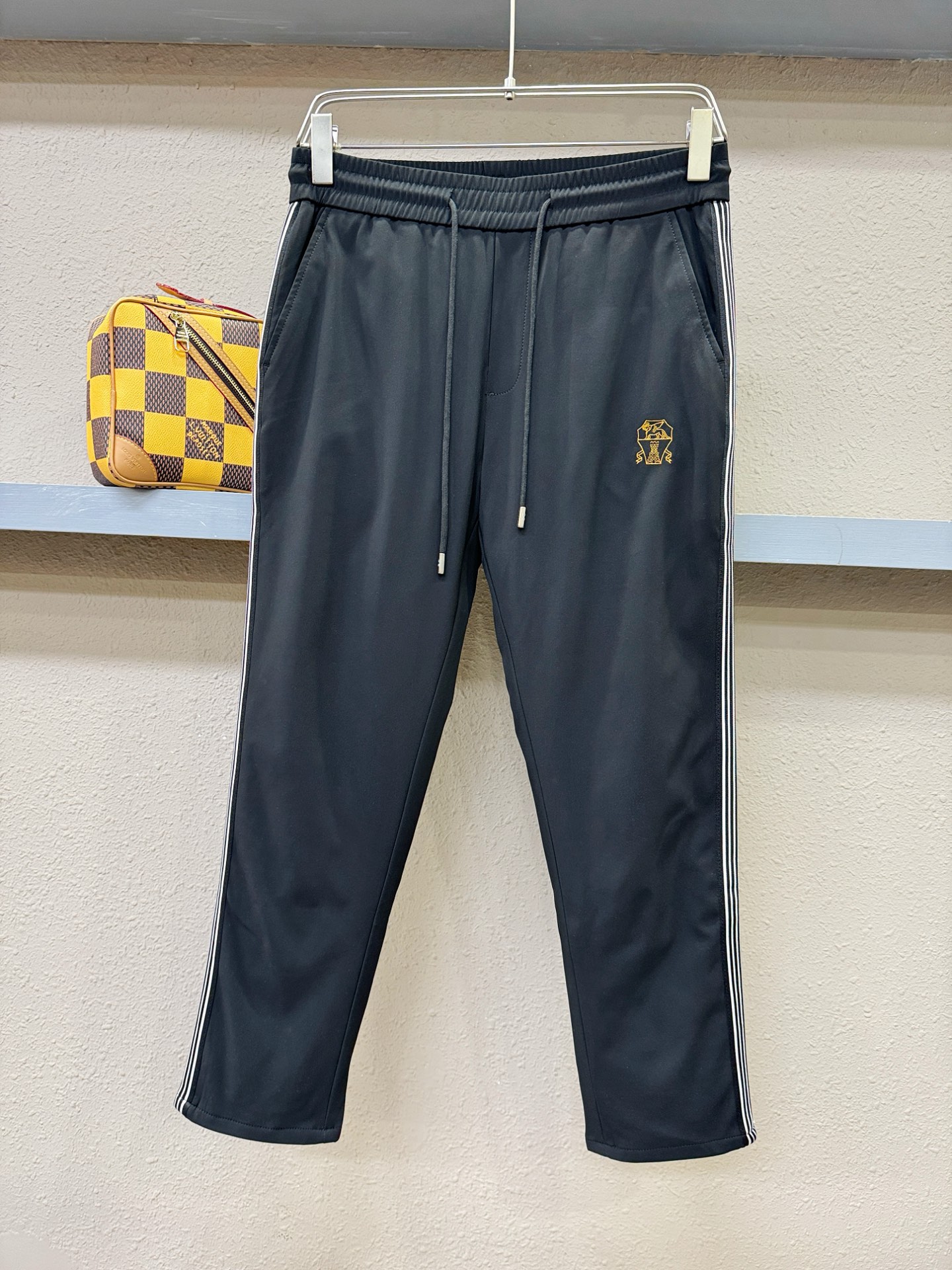 BC布鲁提 秋冬新款防寒机能羽绒裤，经典羽绒长裤，防风防雨雪，内里大朵绒填充，舒适保暖。运动时尚的同时无