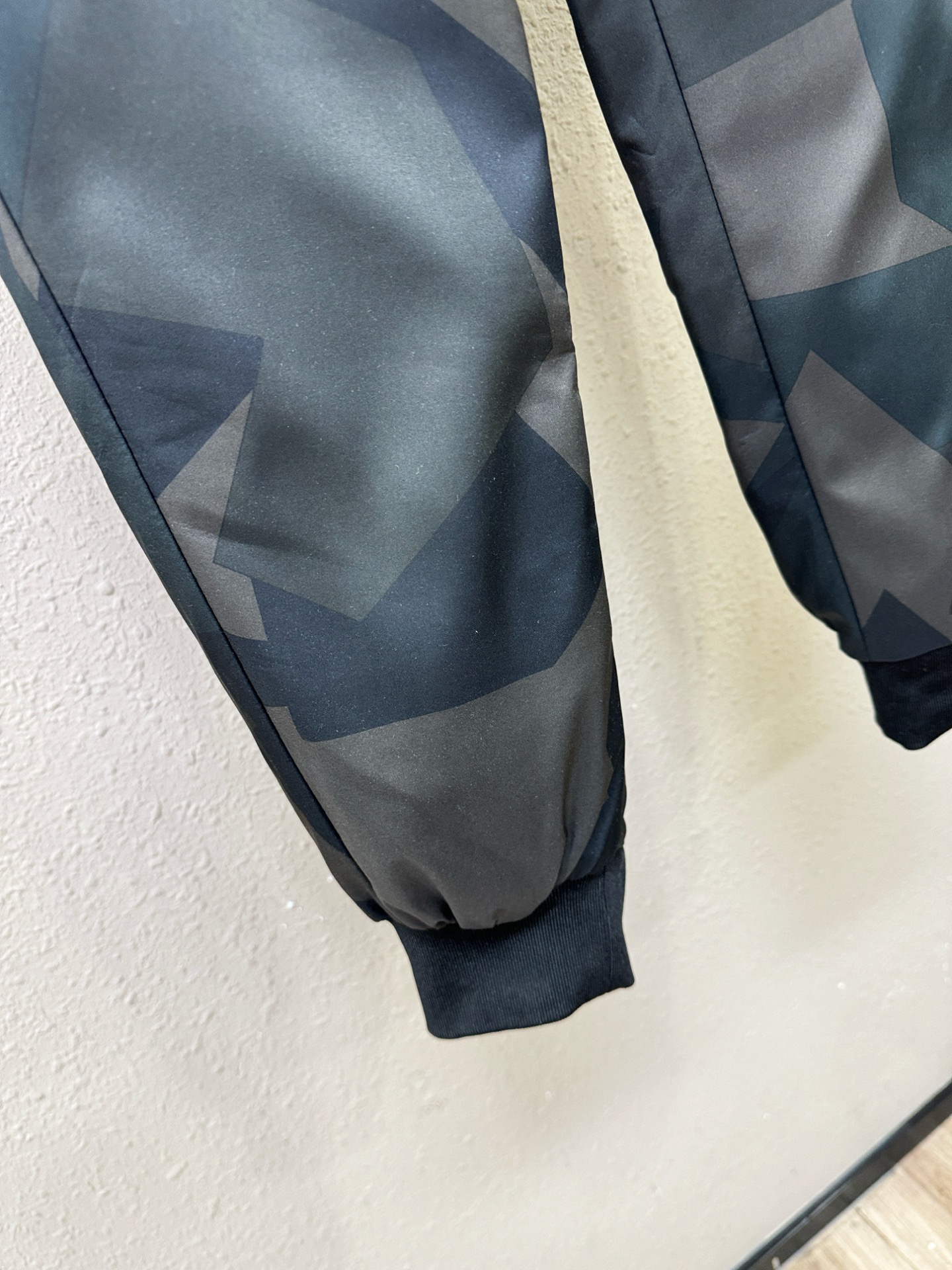 Moncler蒙口 秋冬新款防寒机能羽绒裤，经典羽绒长裤，防风防雨雪，内里大朵绒填充，舒适保暖。运动时尚