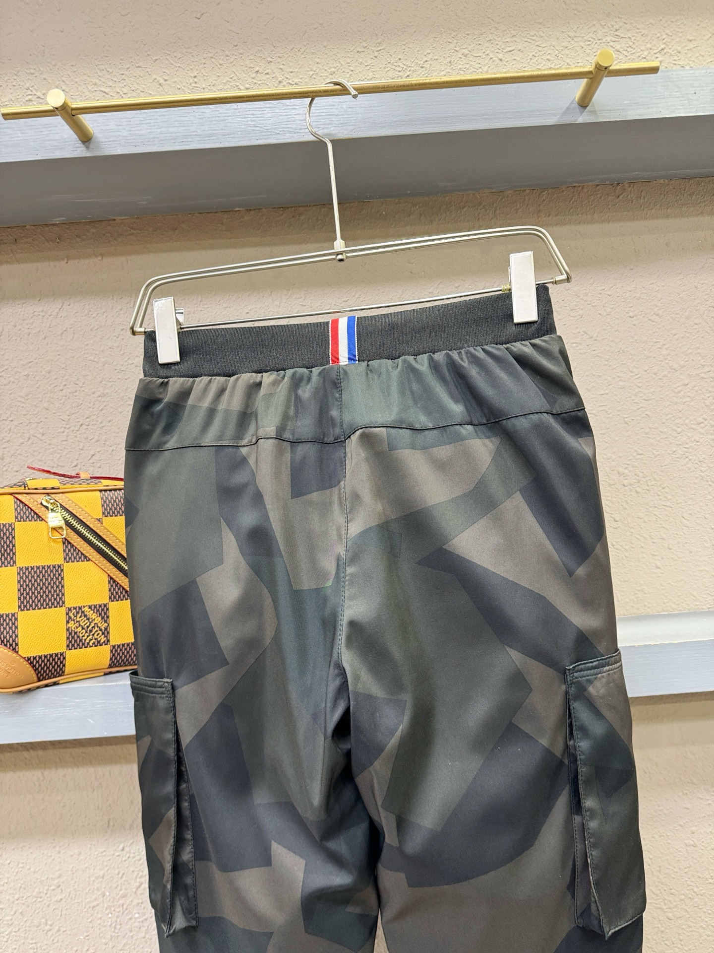 Moncler蒙口 秋冬新款防寒机能羽绒裤，经典羽绒长裤，防风防雨雪，内里大朵绒填充，舒适保暖。运动时尚