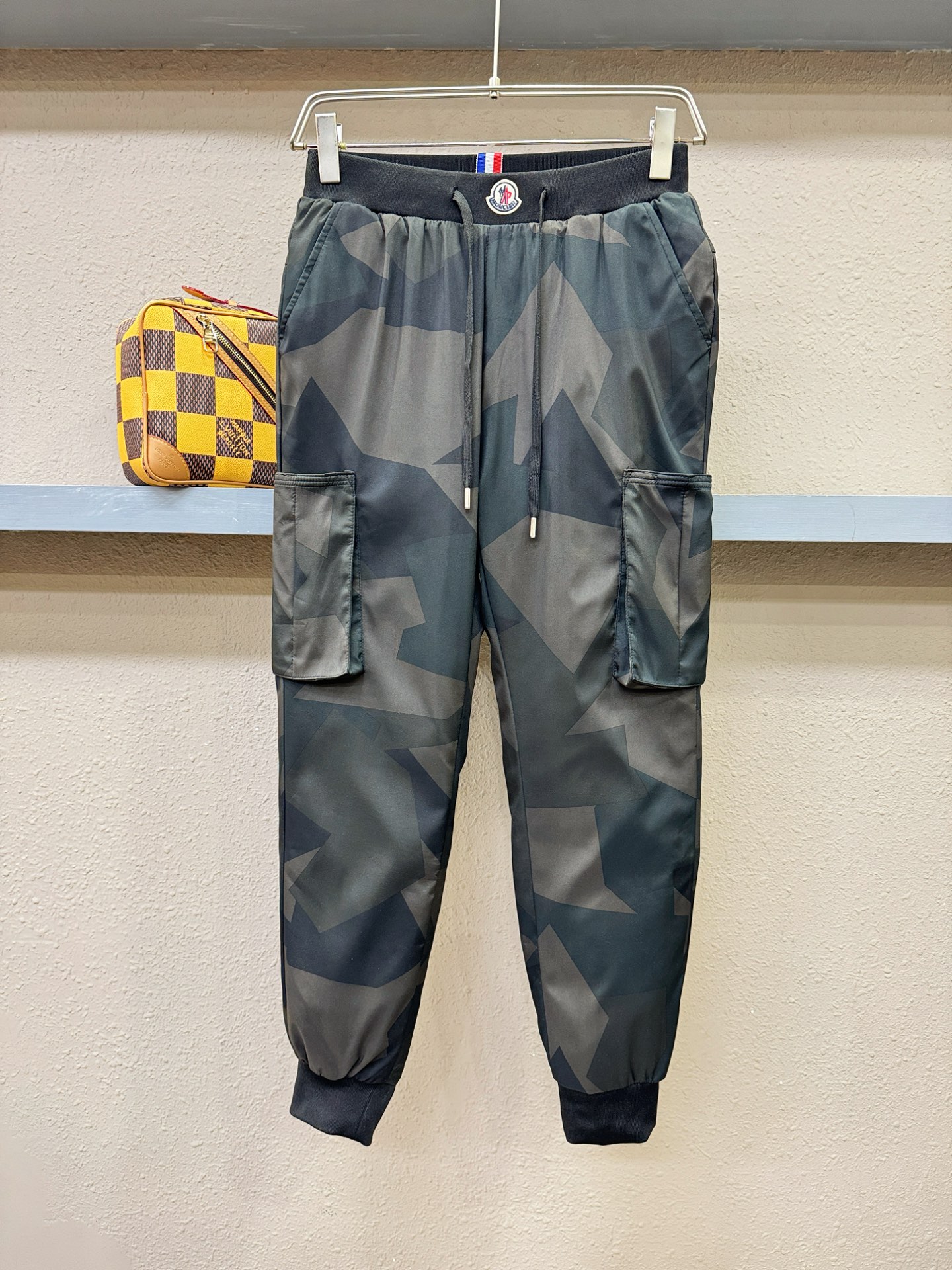 Moncler蒙口 秋冬新款防寒机能羽绒裤，经典羽绒长裤，防风防雨雪，内里大朵绒填充，舒适保暖。运动时尚