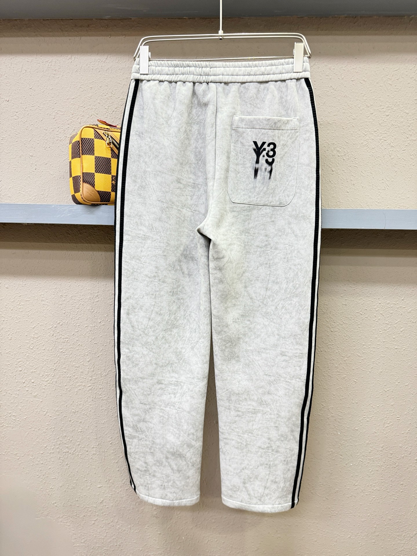 Y-3 新品休闲裤，选用欧洲进口面料，柔软舒适有质感，原版五金配件，非常炫酷，细节处理精致，上身效果超级