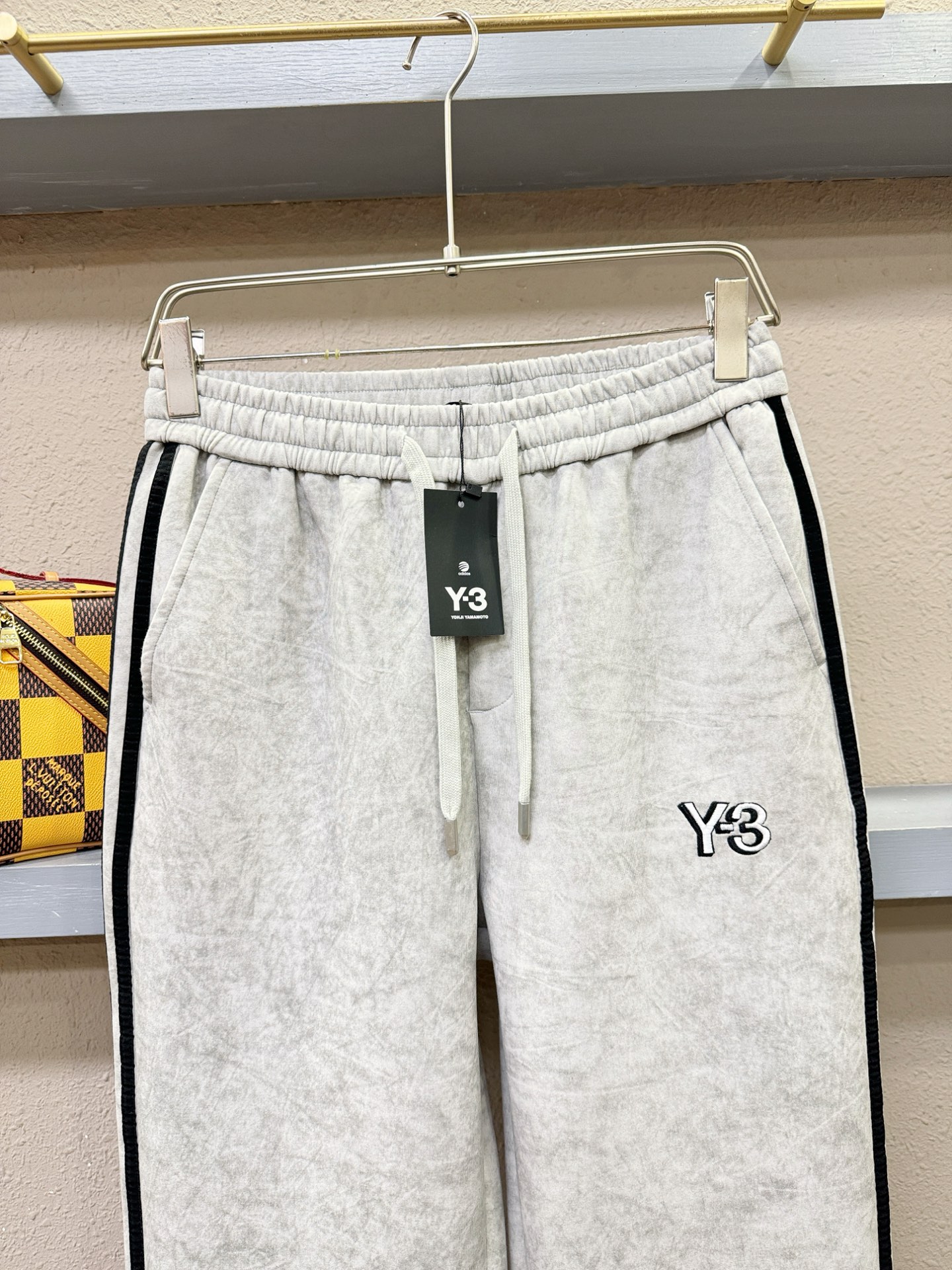 Y-3 新品休闲裤，选用欧洲进口面料，柔软舒适有质感，原版五金配件，非常炫酷，细节处理精致，上身效果超级