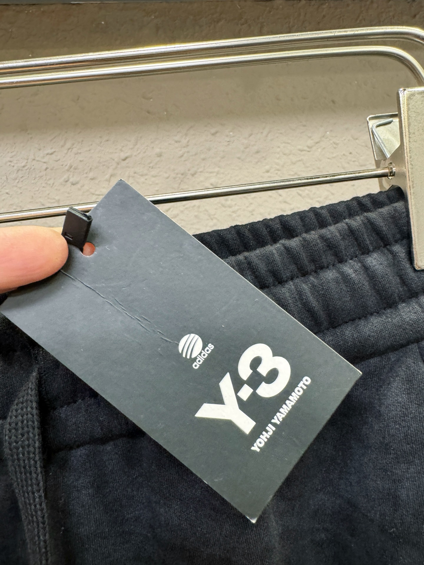 Y-3 新品休闲裤，选用欧洲进口面料，柔软舒适有质感，原版五金配件，非常炫酷，细节处理精致，上身效果超级