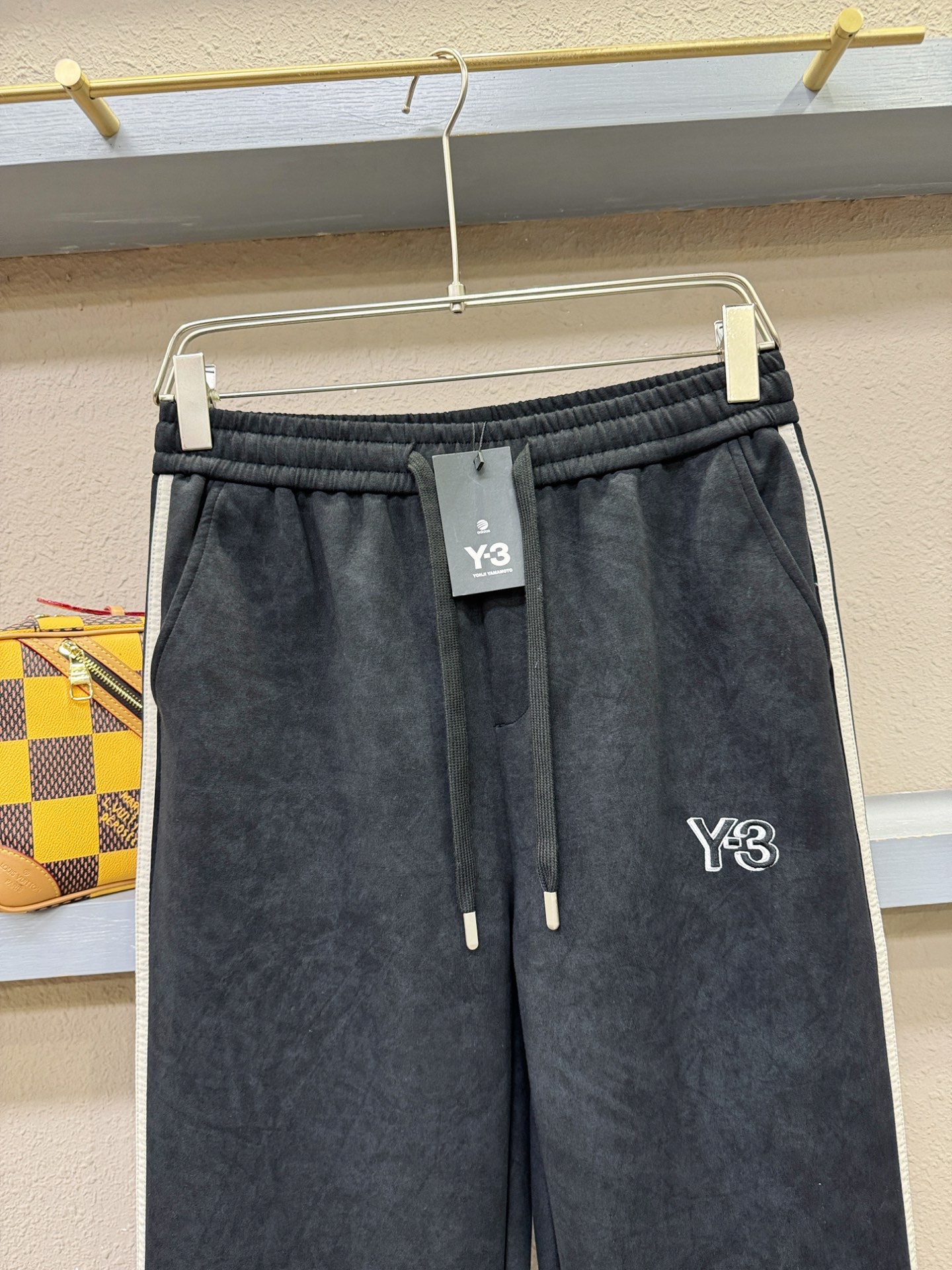 Y-3 新品休闲裤，选用欧洲进口面料，柔软舒适有质感，原版五金配件，非常炫酷，细节处理精致，上身效果超级