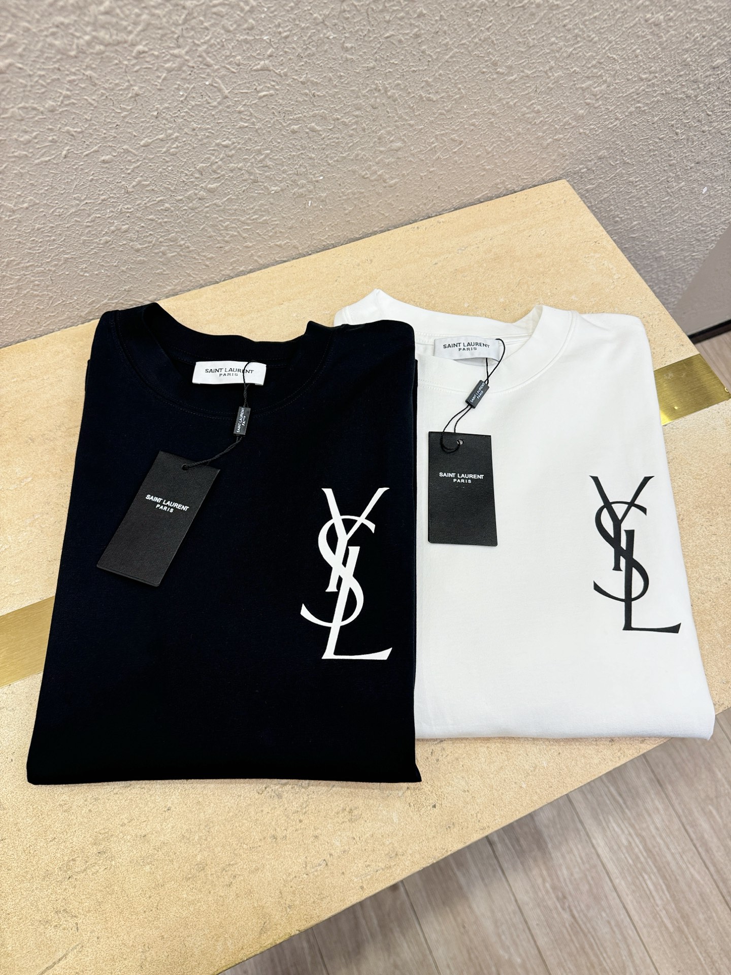 圣罗兰 顶级品质 2026新品短袖！原版定制面料，手感柔软。顶级进口私货，时尚设计潮流短袖，不失奢华 品