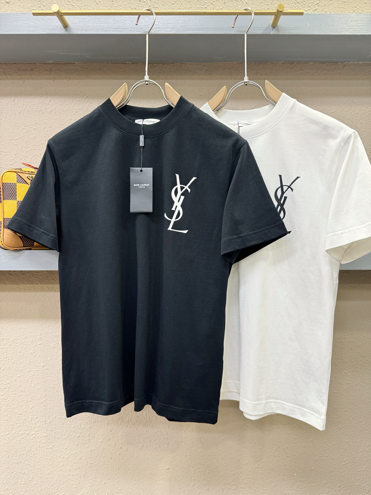 圣罗兰 顶级品质 2026新品短袖！原版定制面料，手感柔软。顶级进口私货，时尚设计潮流短袖，不失奢华 品