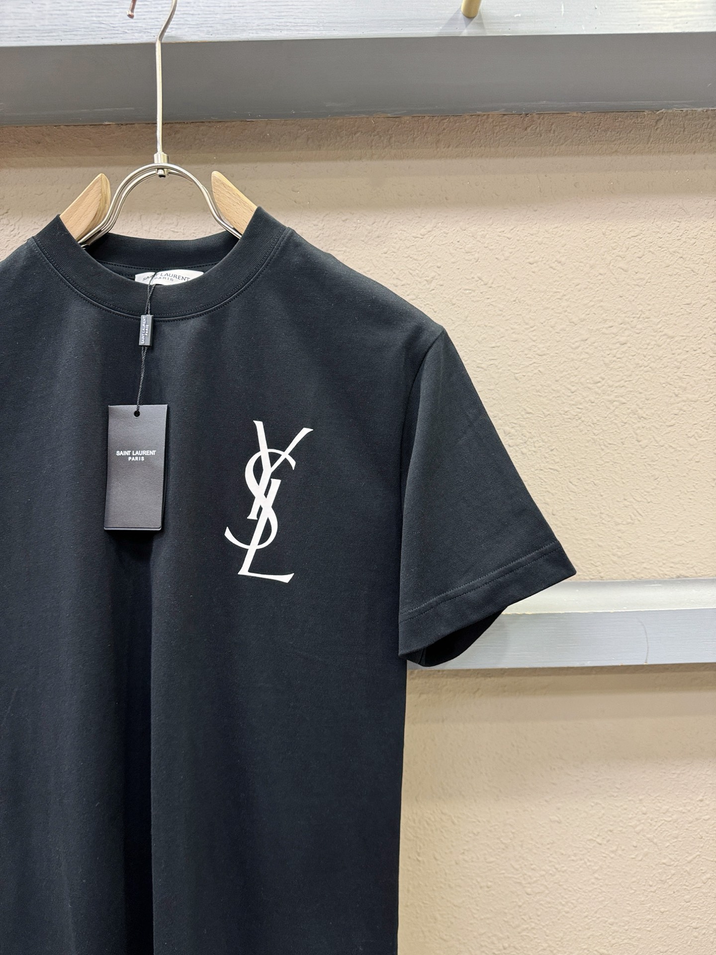 圣罗兰 顶级品质 2026新品短袖！原版定制面料，手感柔软。顶级进口私货，时尚设计潮流短袖，不失奢华 品