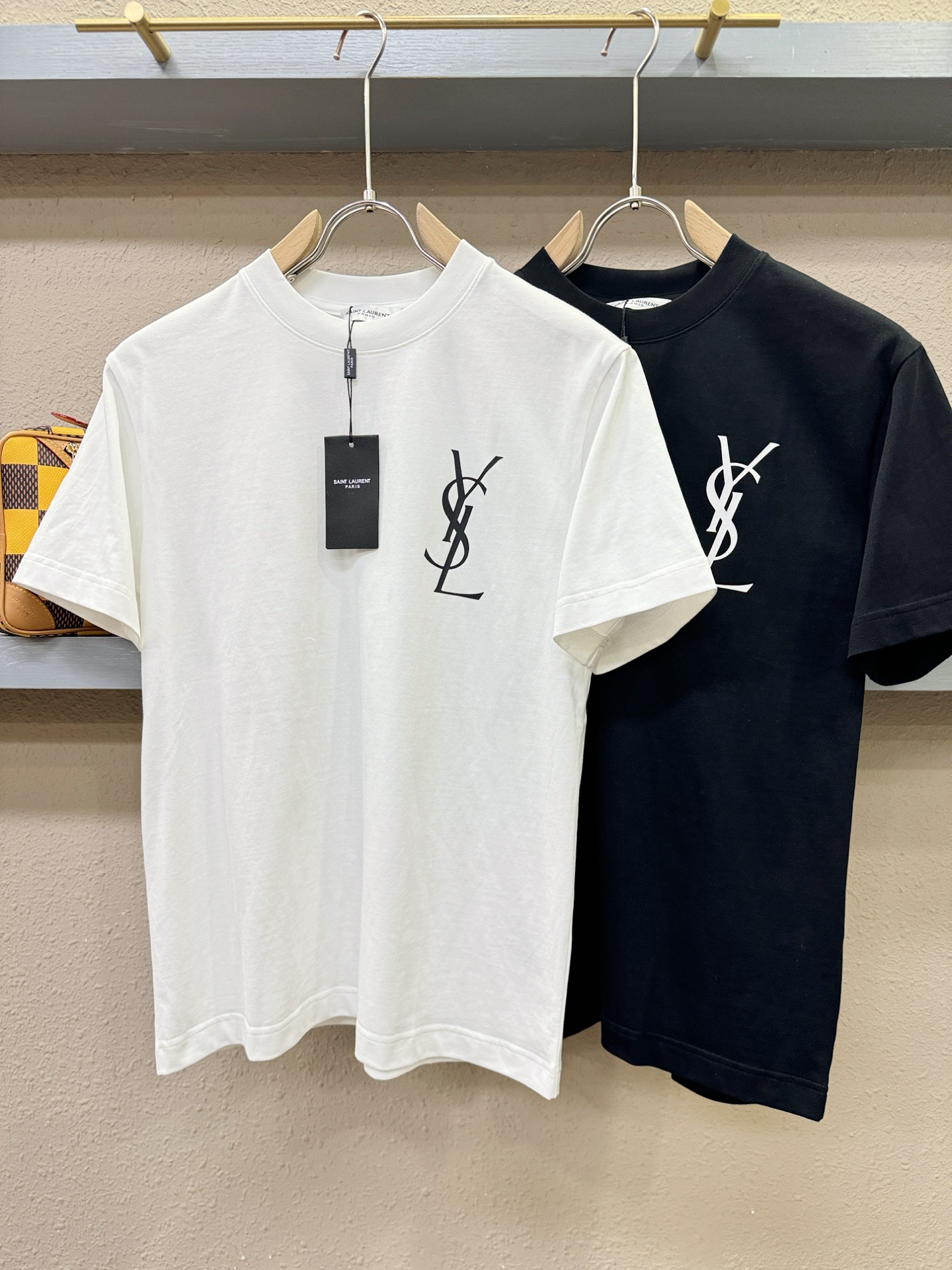 圣罗兰 顶级品质 2026新品短袖！原版定制面料，手感柔软。顶级进口私货，时尚设计潮流短袖，不失奢华 品