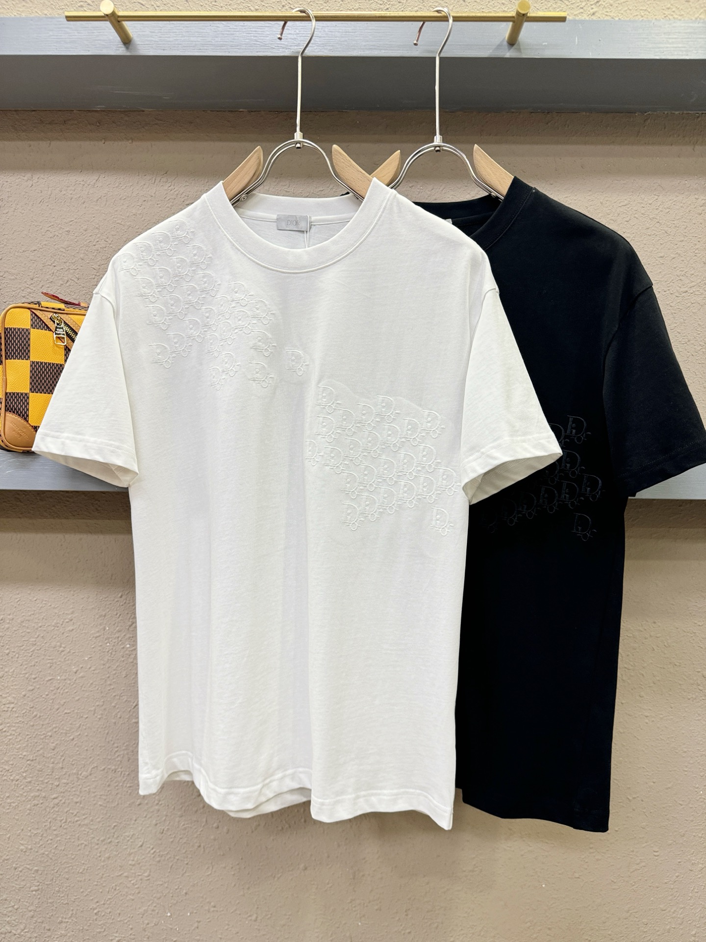 Dior迪奥 2026新款短袖T恤！走秀图案时尚休闲短袖T恤衫！设计logo设计！极具设计精选客供面料，