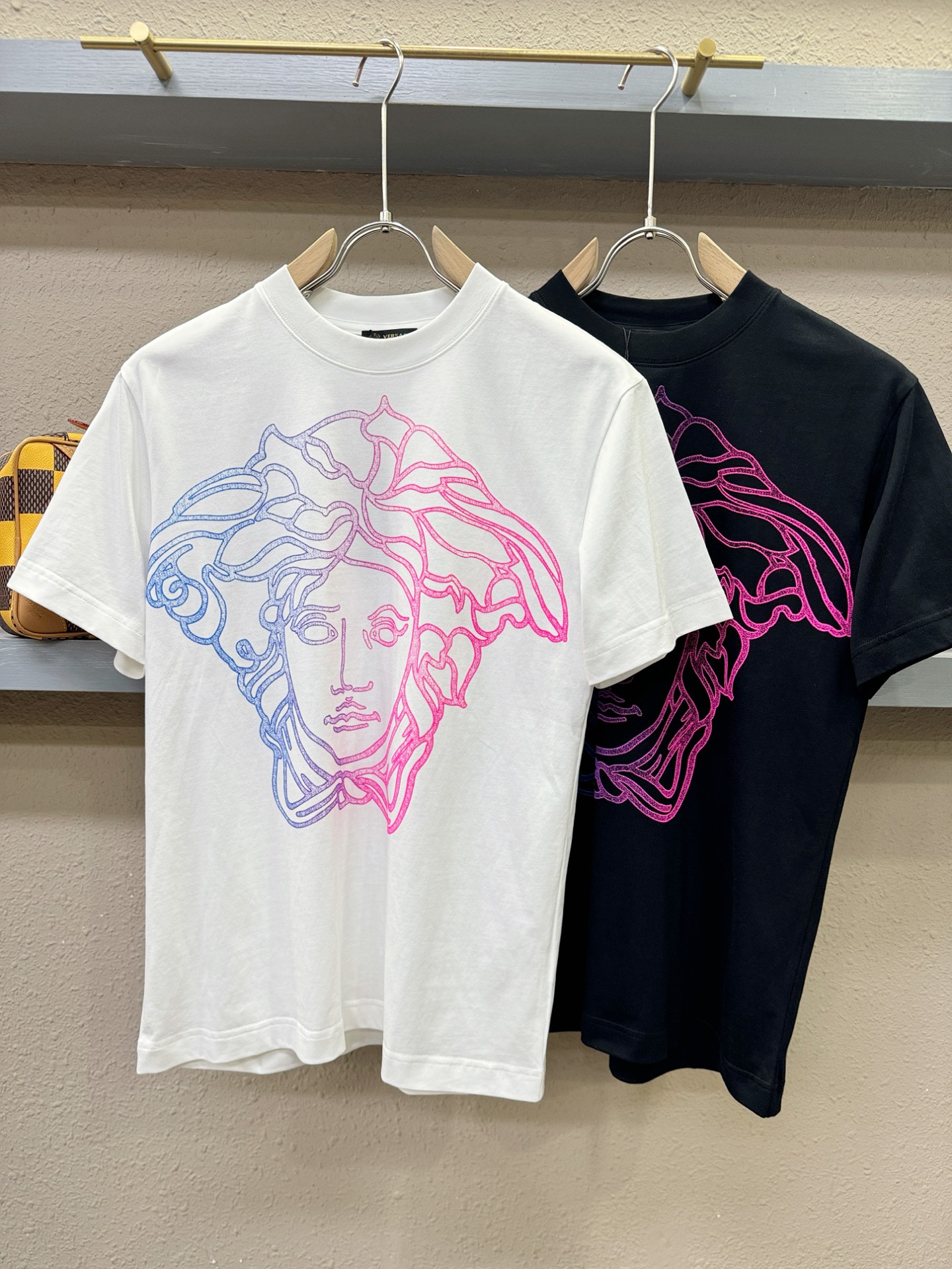 Versace 范思哲 顶级品质 2026新品短袖！原版定制面料，手感柔软。顶级进口私货，时尚设计潮流短