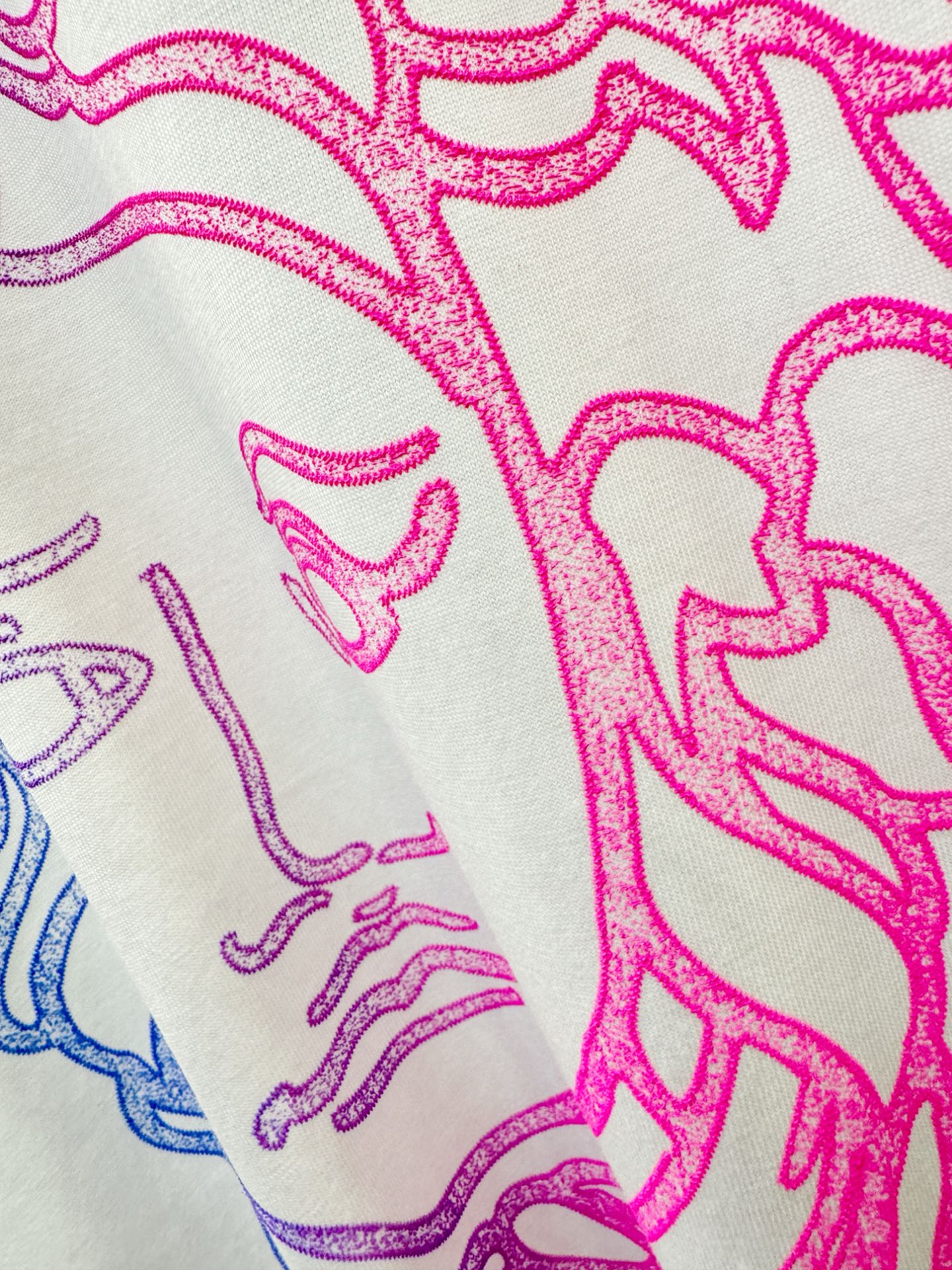 Versace 范思哲 顶级品质 2026新品短袖！原版定制面料，手感柔软。顶级进口私货，时尚设计潮流短