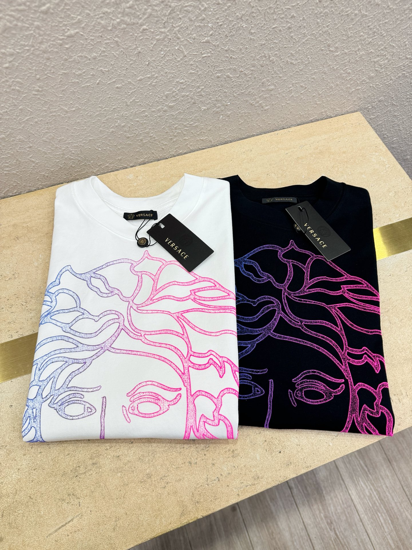 Versace 范思哲 顶级品质 2026新品短袖！原版定制面料，手感柔软。顶级进口私货，时尚设计潮流短