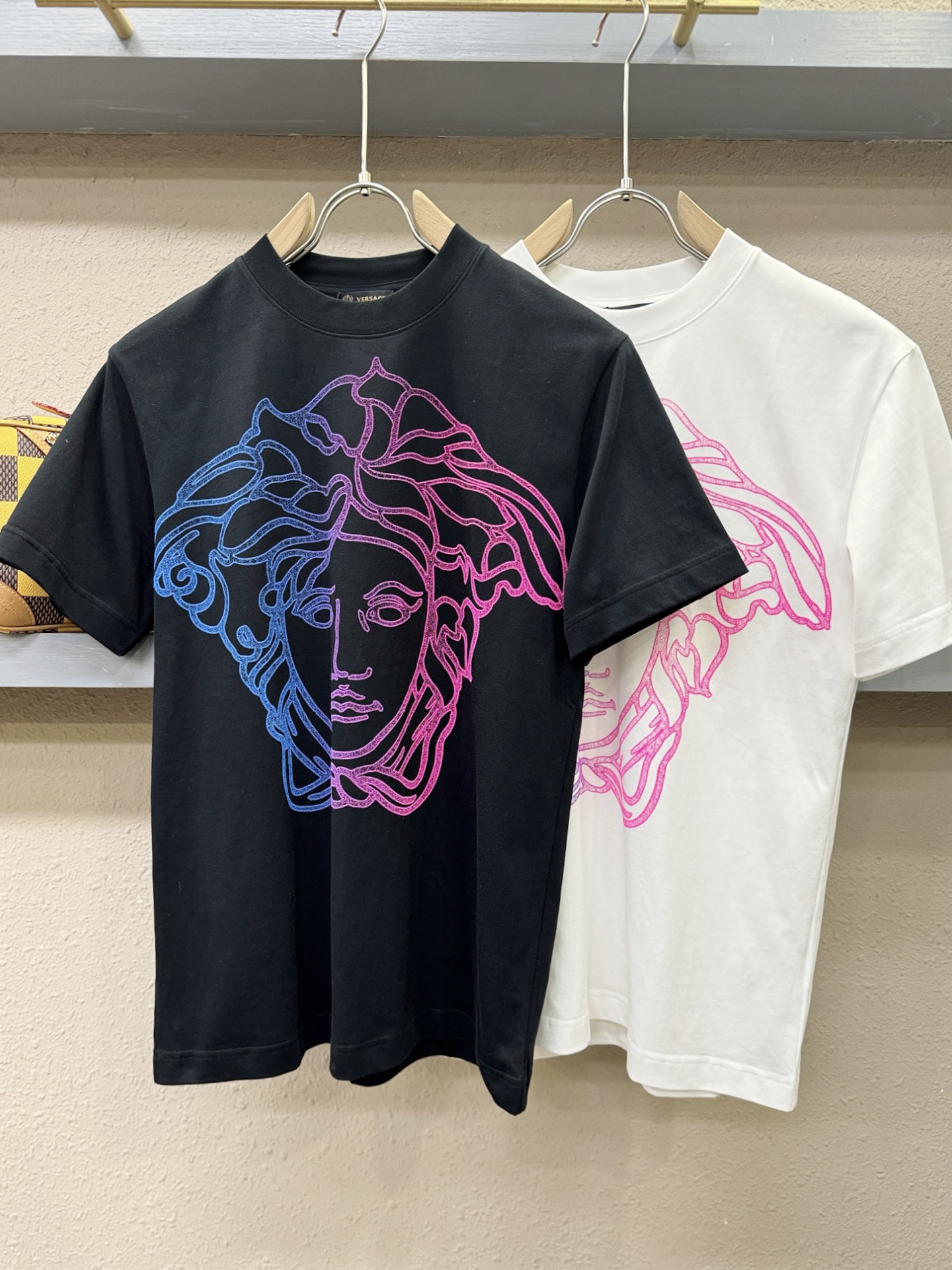 Versace 范思哲 顶级品质 2026新品短袖！原版定制面料，手感柔软。顶级进口私货，时尚设计潮流短