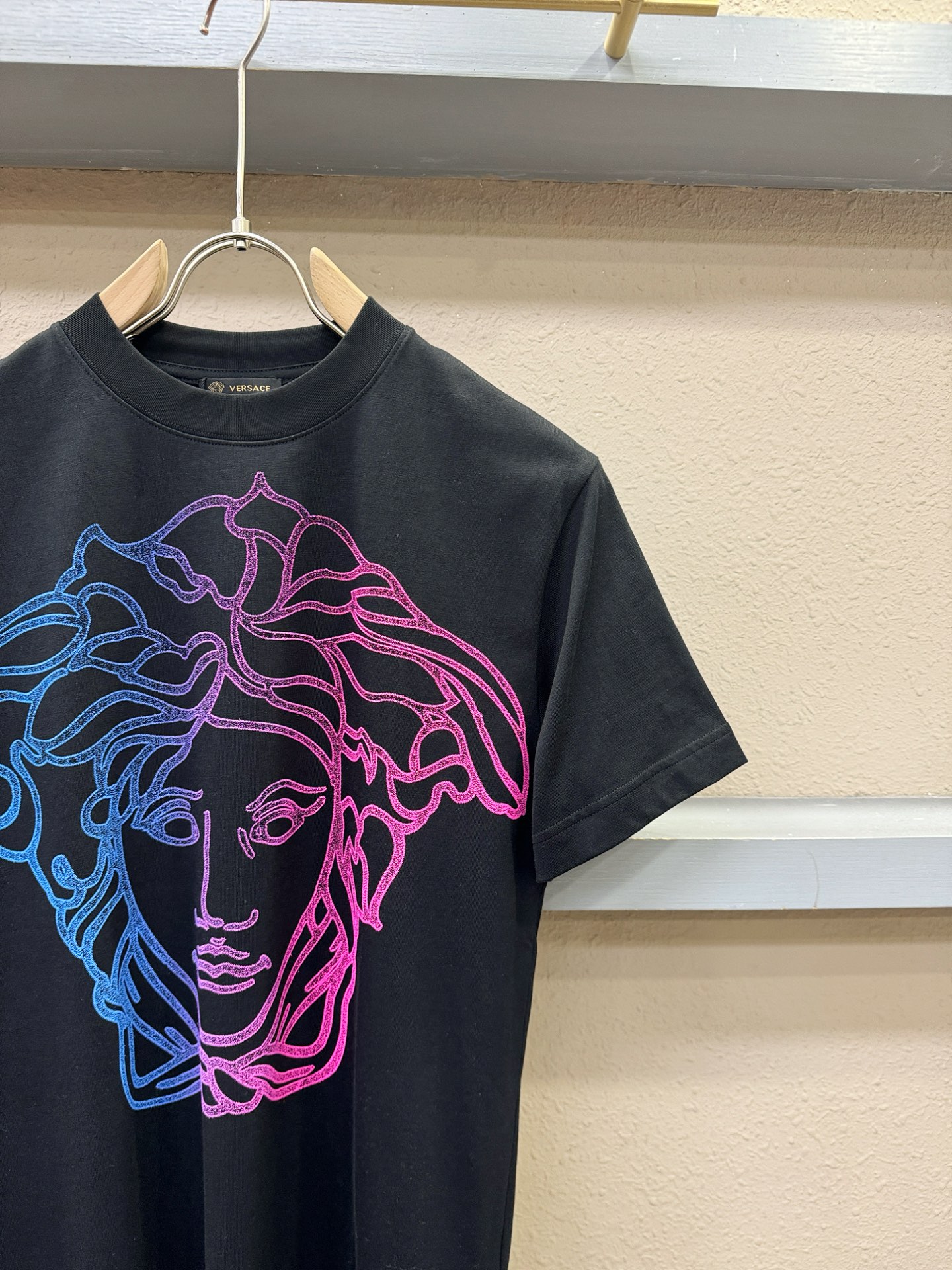 Versace 范思哲 顶级品质 2026新品短袖！原版定制面料，手感柔软。顶级进口私货，时尚设计潮流短