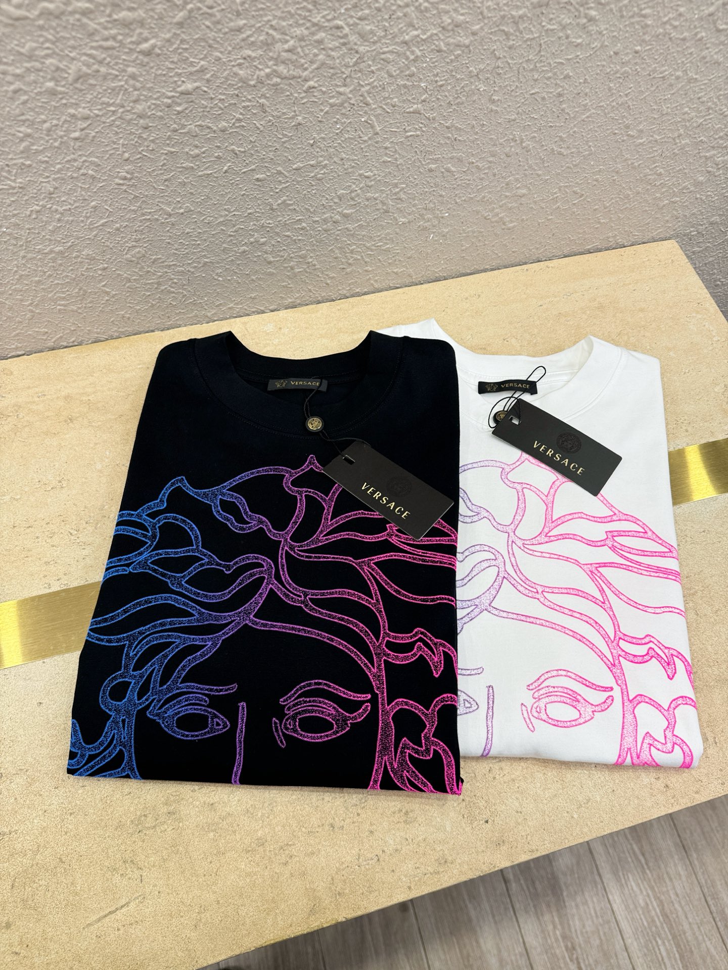 Versace 范思哲 顶级品质 2026新品短袖！原版定制面料，手感柔软。顶级进口私货，时尚设计潮流短