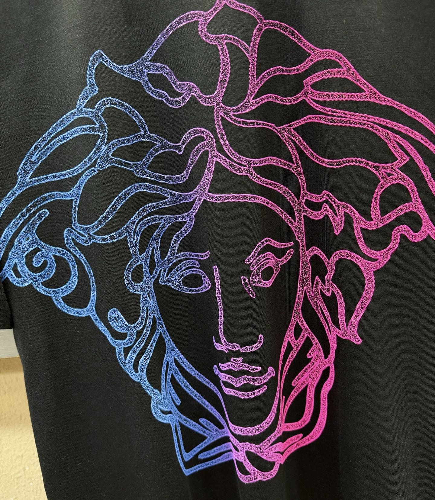 Versace 范思哲 顶级品质 2026新品短袖！原版定制面料，手感柔软。顶级进口私货，时尚设计潮流短