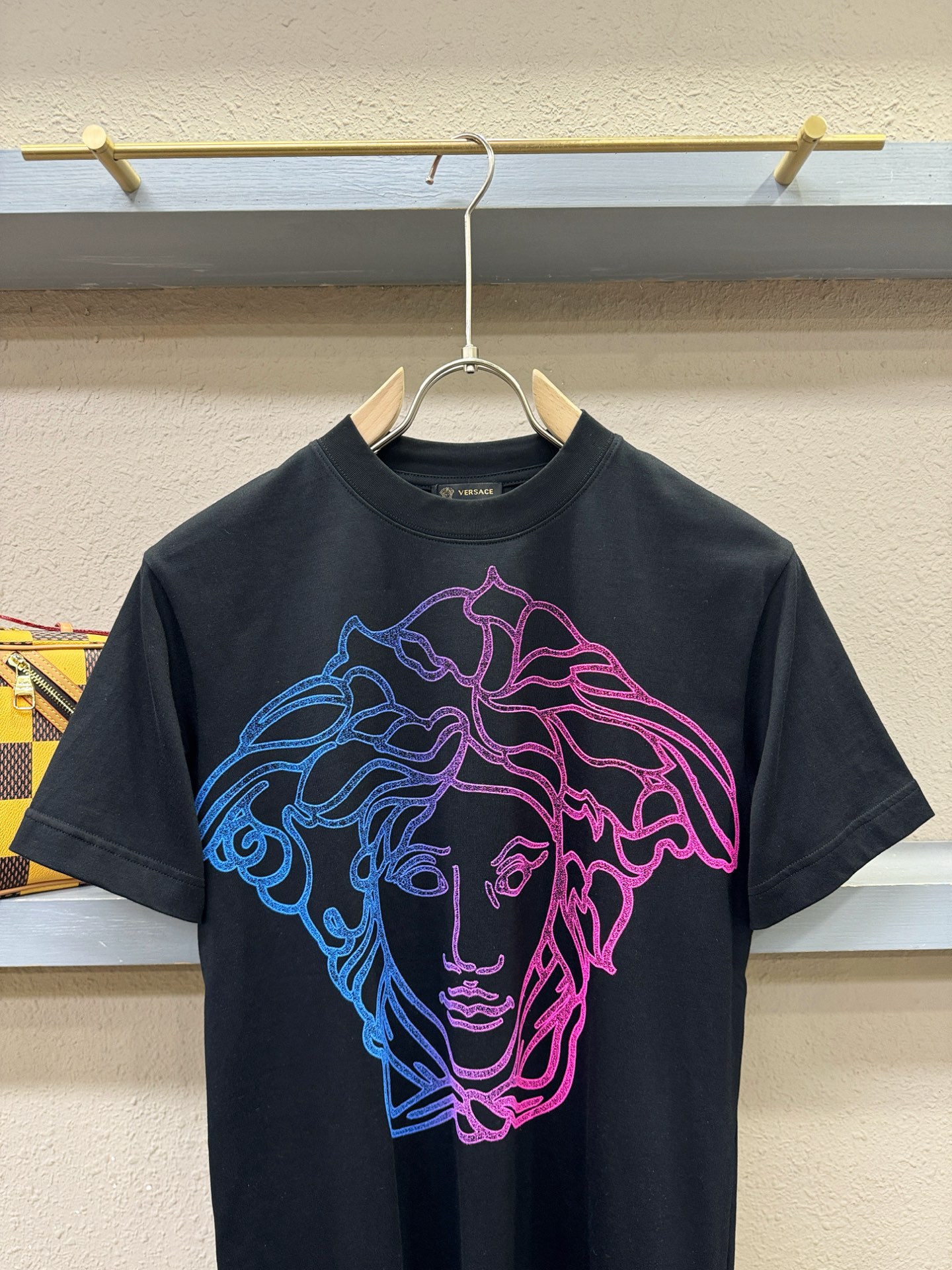 Versace 范思哲 顶级品质 2026新品短袖！原版定制面料，手感柔软。顶级进口私货，时尚设计潮流短