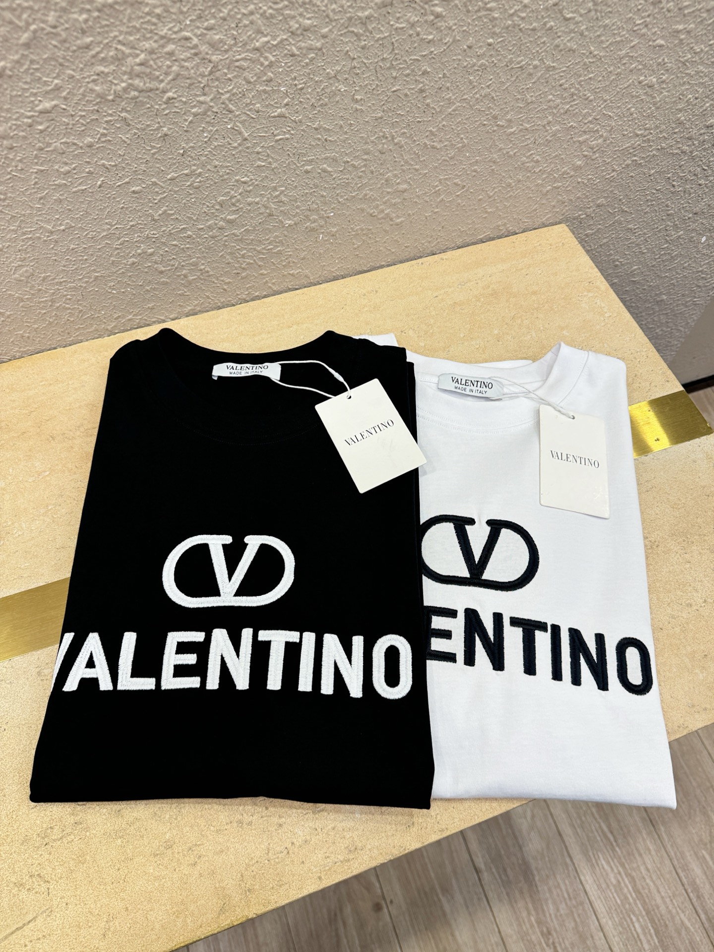 VALENTINO华伦天奴 2026新款短袖T恤！走秀图案时尚休闲短袖T恤衫！设计logo设计！极具设计