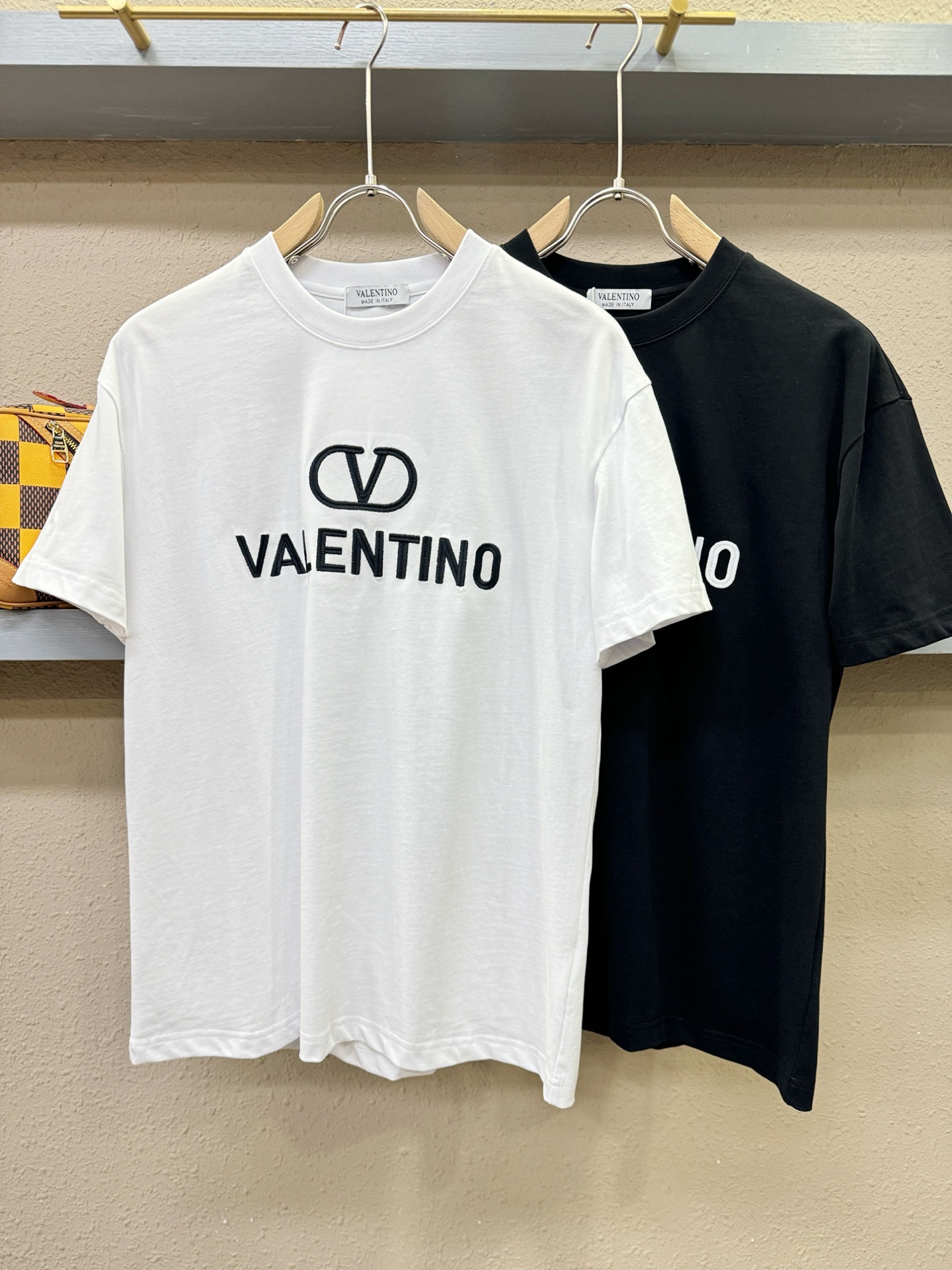 VALENTINO华伦天奴 2026新款短袖T恤！走秀图案时尚休闲短袖T恤衫！设计logo设计！极具设计