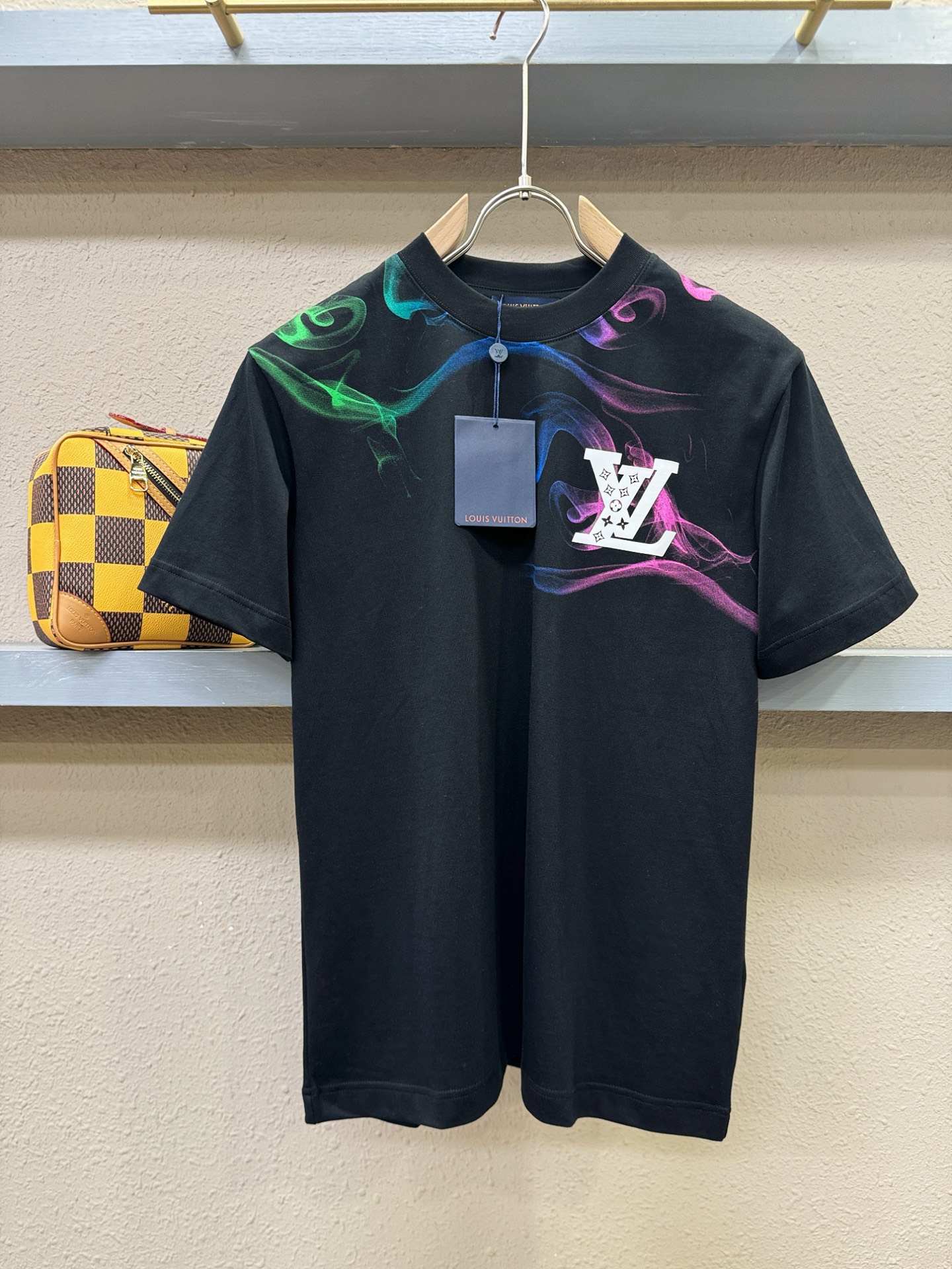 LV路易威登 顶级品质 2026新品短袖！原版定制面料，手感柔软。顶级进口私货，时尚设计潮流短袖，不失奢