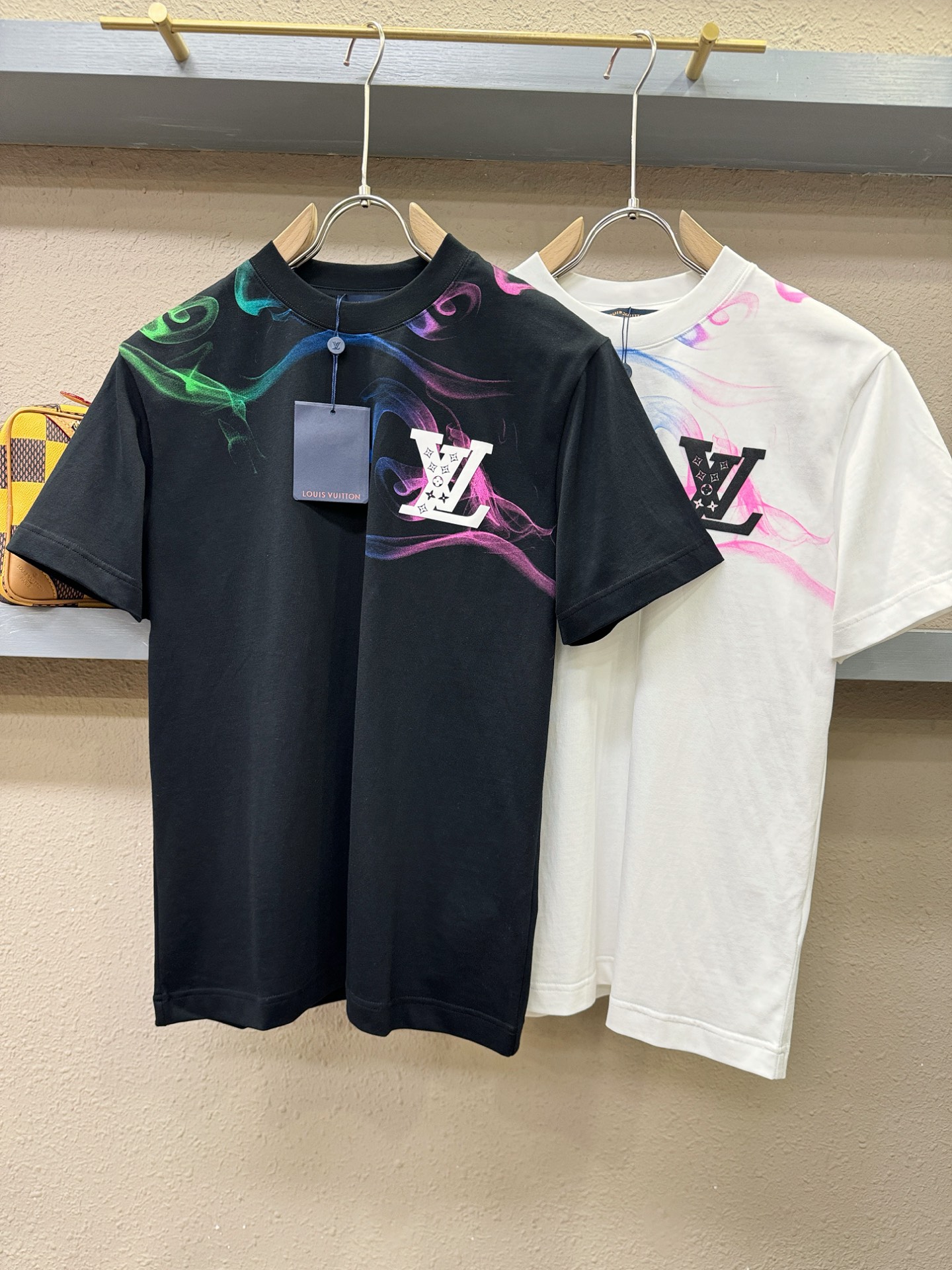 LV路易威登 顶级品质 2026新品短袖！原版定制面料，手感柔软。顶级进口私货，时尚设计潮流短袖，不失奢