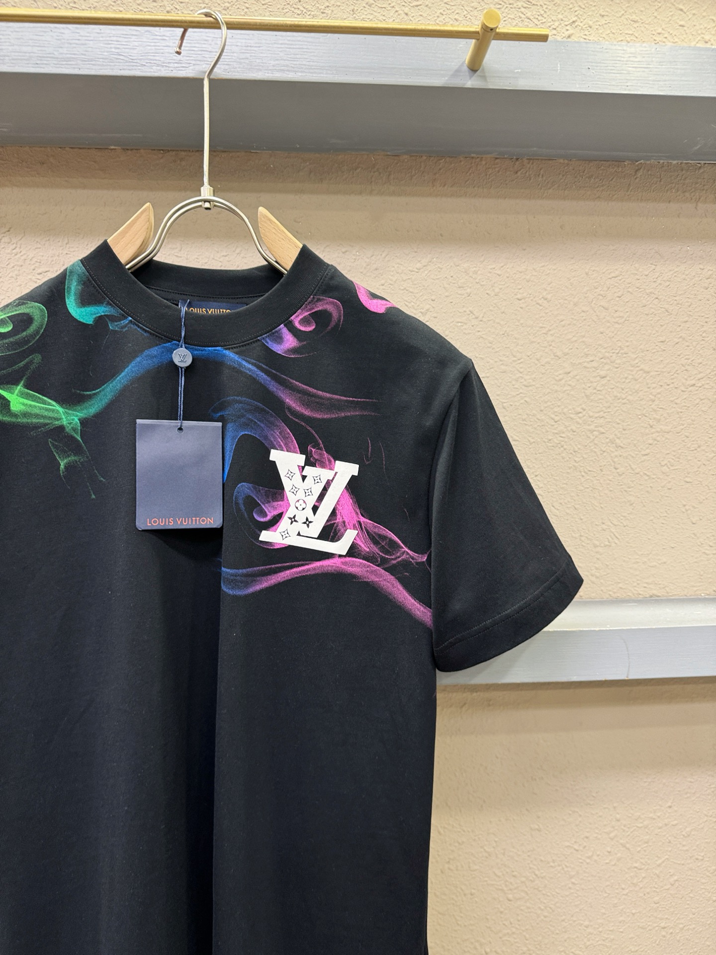 LV路易威登 顶级品质 2026新品短袖！原版定制面料，手感柔软。顶级进口私货，时尚设计潮流短袖，不失奢