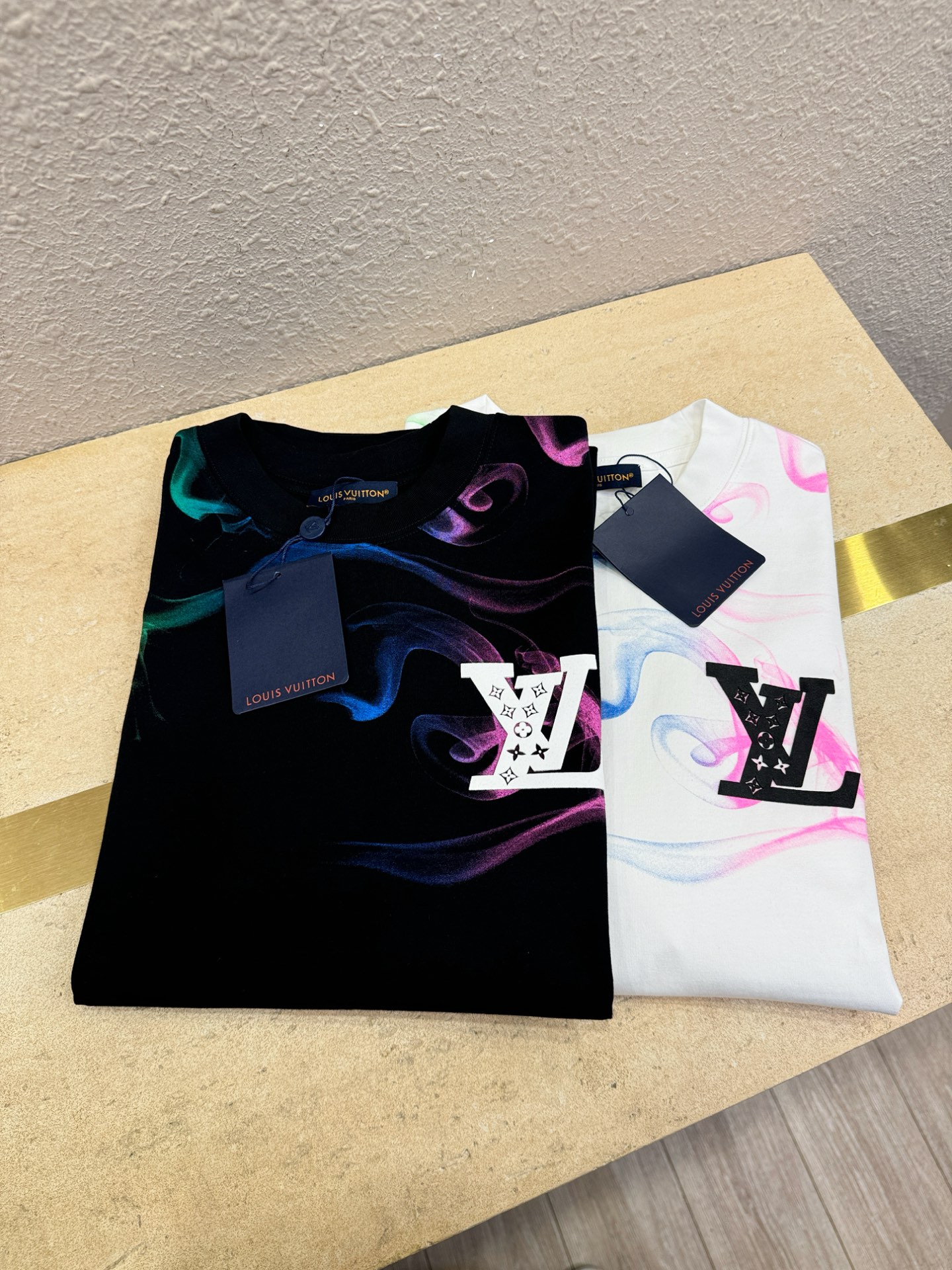 LV路易威登 顶级品质 2026新品短袖！原版定制面料，手感柔软。顶级进口私货，时尚设计潮流短袖，不失奢