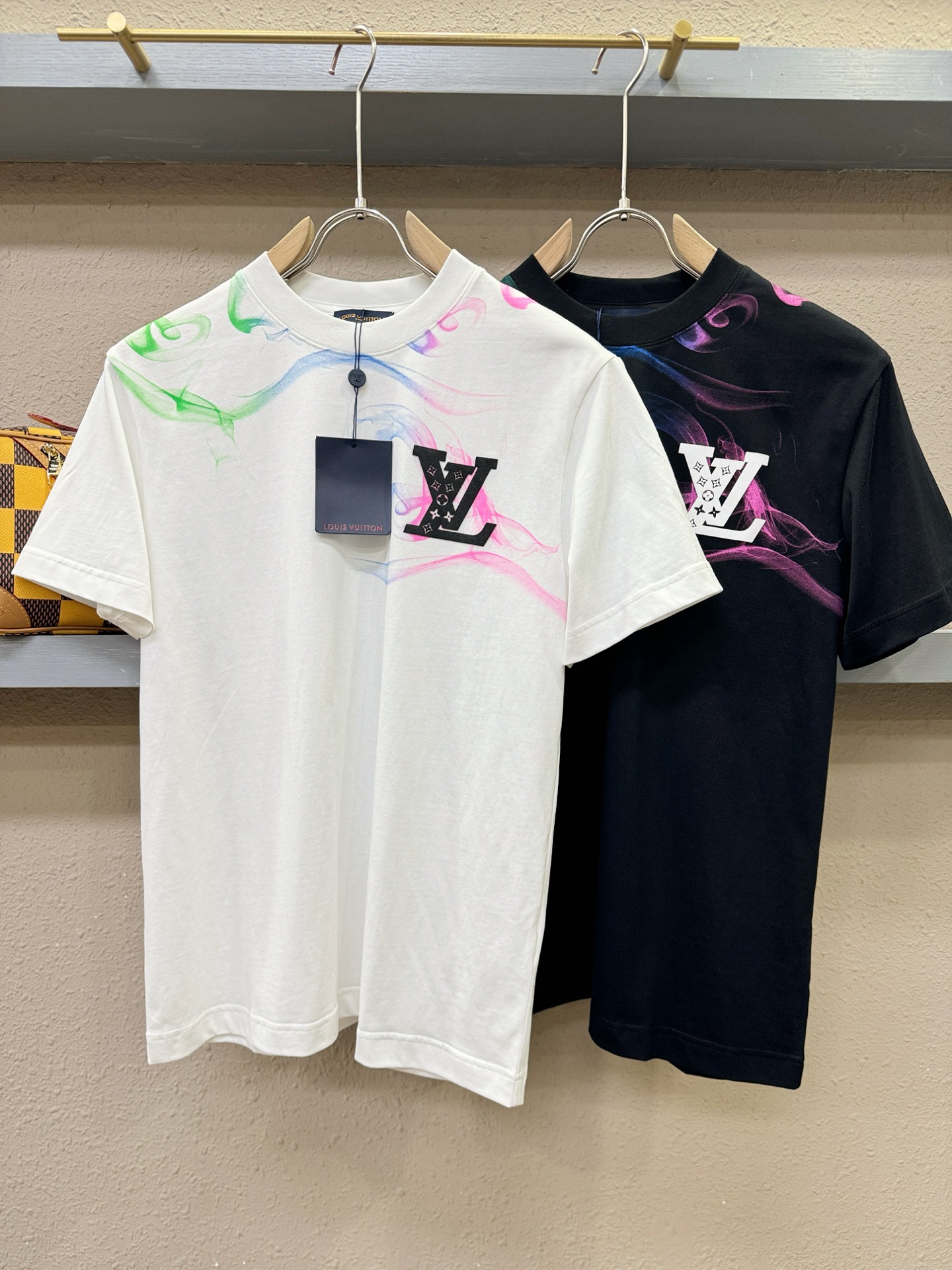 LV路易威登 顶级品质 2026新品短袖！原版定制面料，手感柔软。顶级进口私货，时尚设计潮流短袖，不失奢