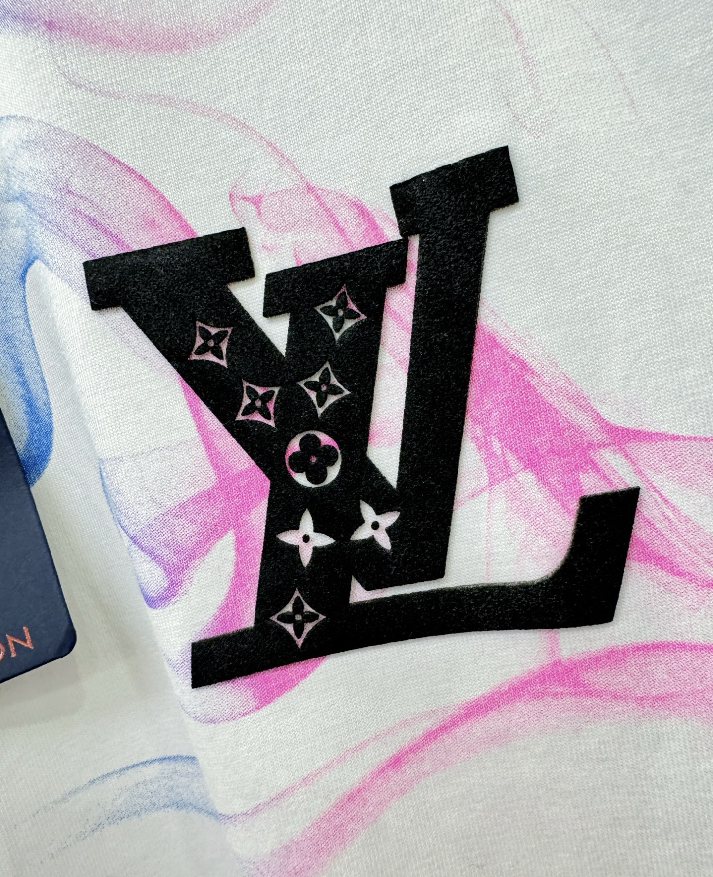 LV路易威登 顶级品质 2026新品短袖！原版定制面料，手感柔软。顶级进口私货，时尚设计潮流短袖，不失奢