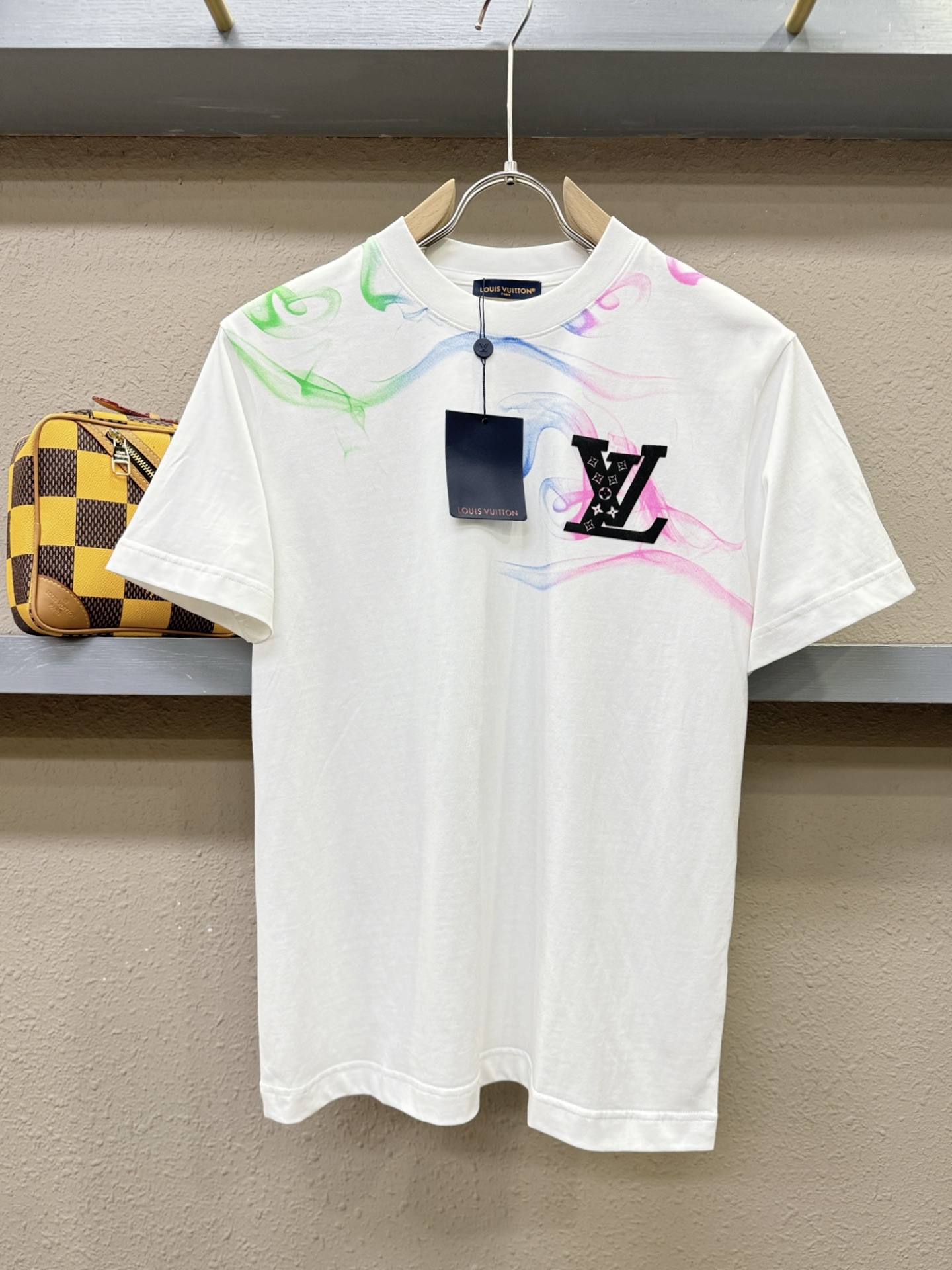 LV路易威登 顶级品质 2026新品短袖！原版定制面料，手感柔软。顶级进口私货，时尚设计潮流短袖，不失奢