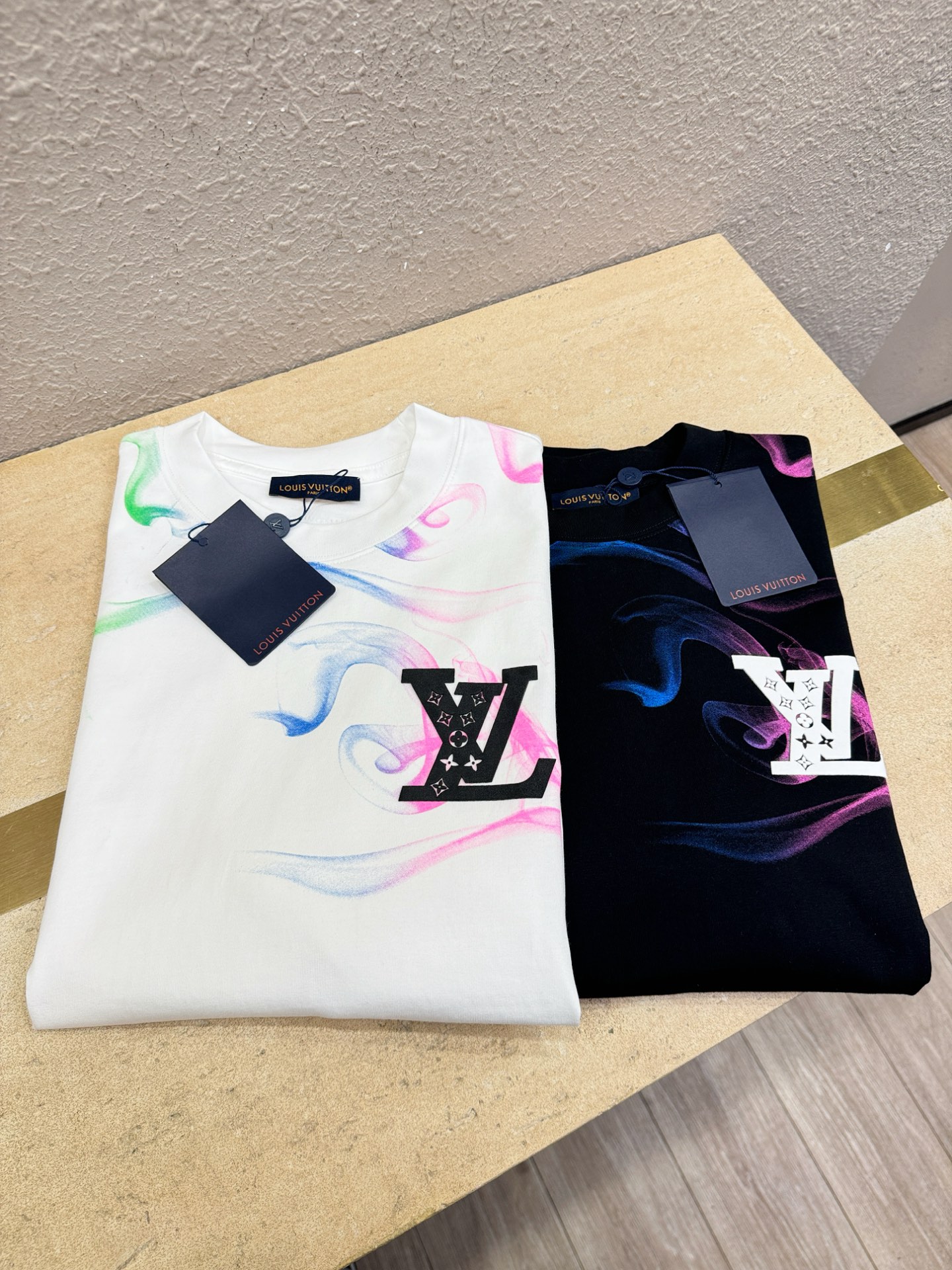 LV路易威登 顶级品质 2026新品短袖！原版定制面料，手感柔软。顶级进口私货，时尚设计潮流短袖，不失奢