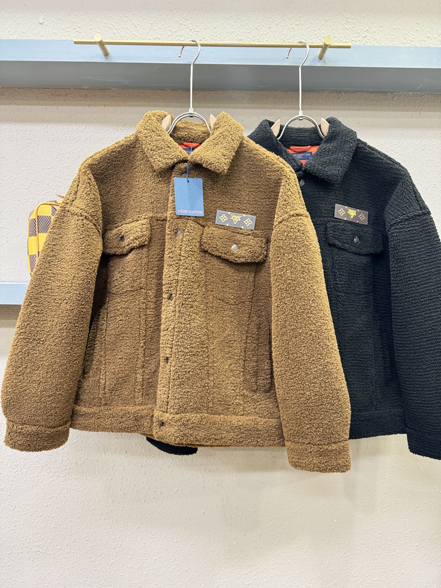 LV路易威登 新品皮毛一体，原生态人造皮面料；100%进口皮毛一体！采用进口人造皮！皮料品质相当高级。内