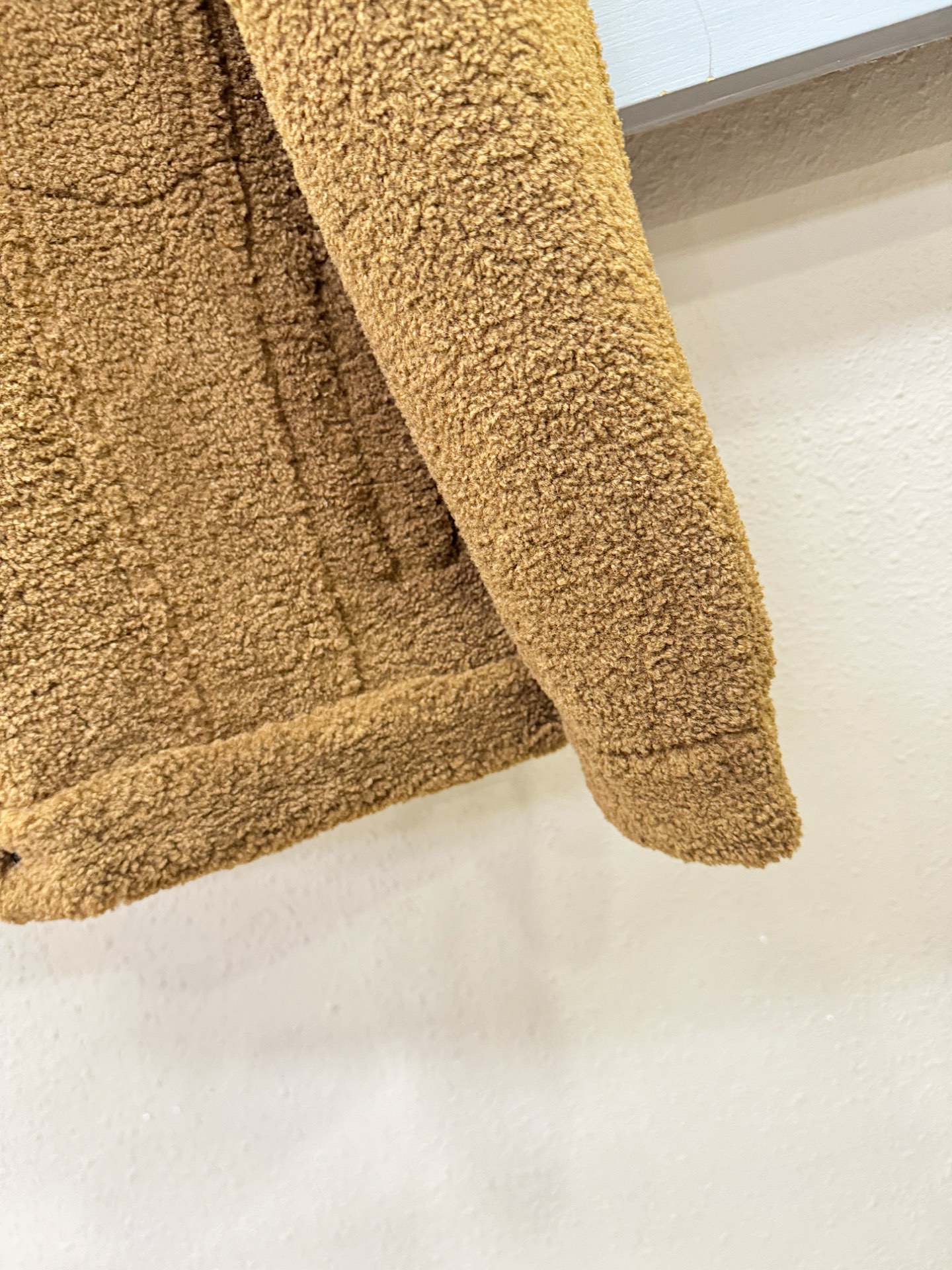 LV路易威登 新品皮毛一体，原生态人造皮面料；100%进口皮毛一体！采用进口人造皮！皮料品质相当高级。内