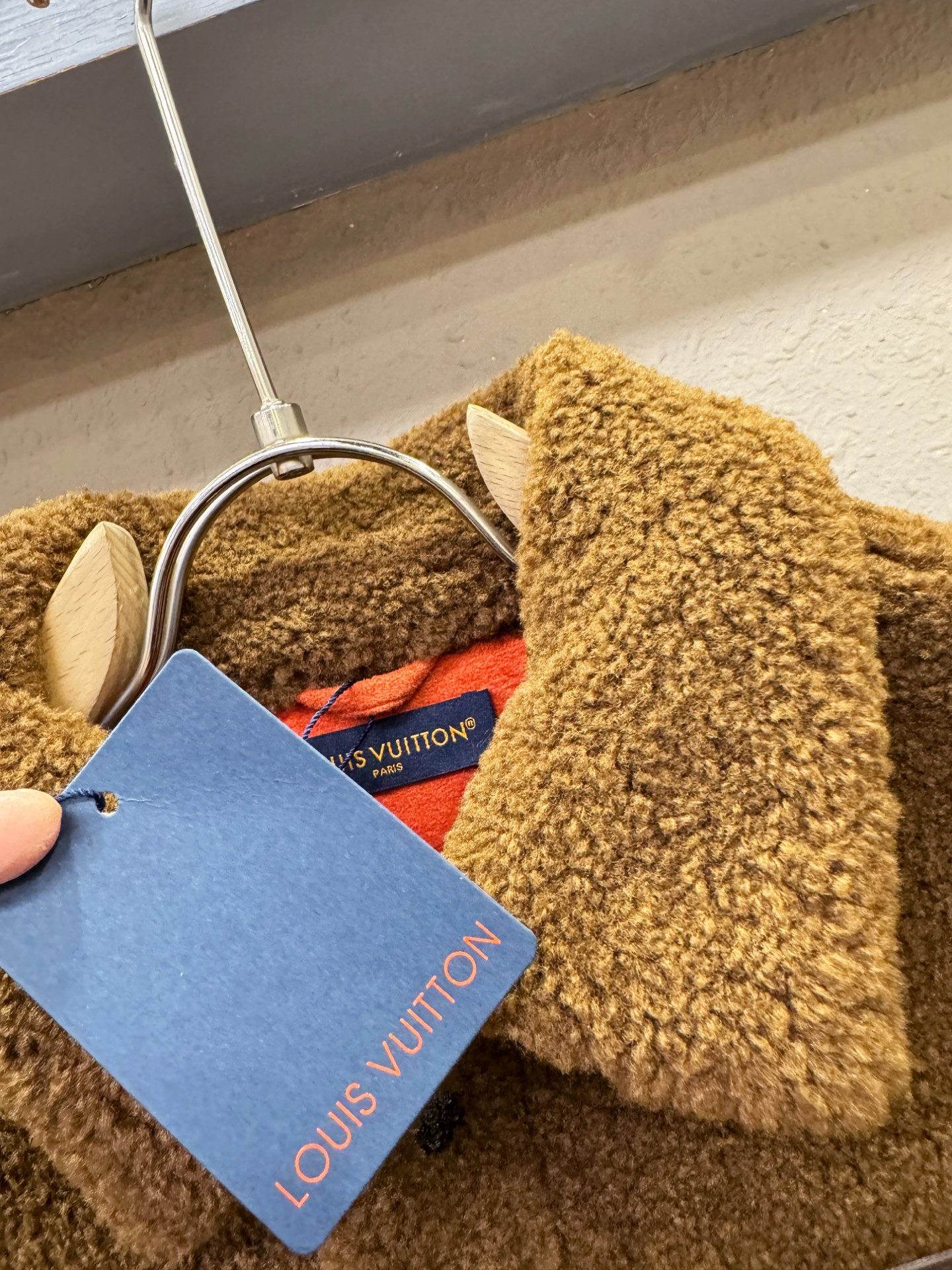 LV路易威登 新品皮毛一体，原生态人造皮面料；100%进口皮毛一体！采用进口人造皮！皮料品质相当高级。内