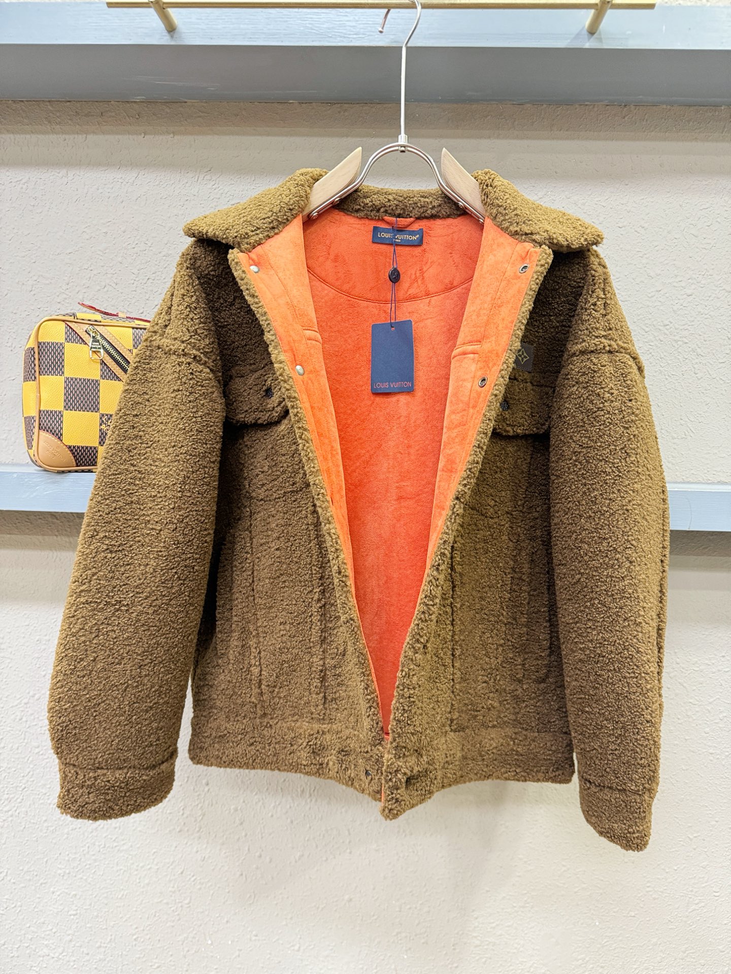 LV路易威登 新品皮毛一体，原生态人造皮面料；100%进口皮毛一体！采用进口人造皮！皮料品质相当高级。内