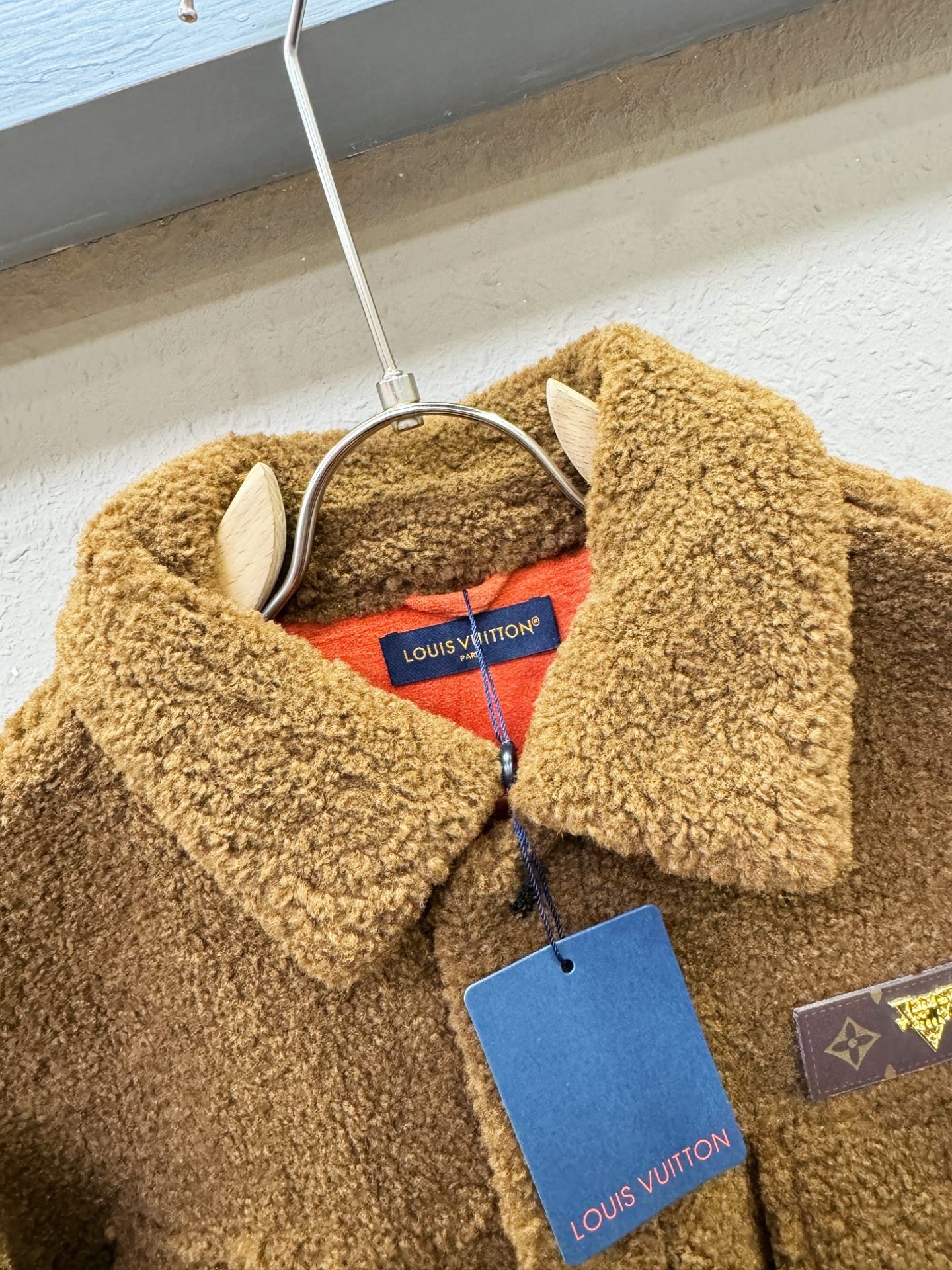 LV路易威登 新品皮毛一体，原生态人造皮面料；100%进口皮毛一体！采用进口人造皮！皮料品质相当高级。内