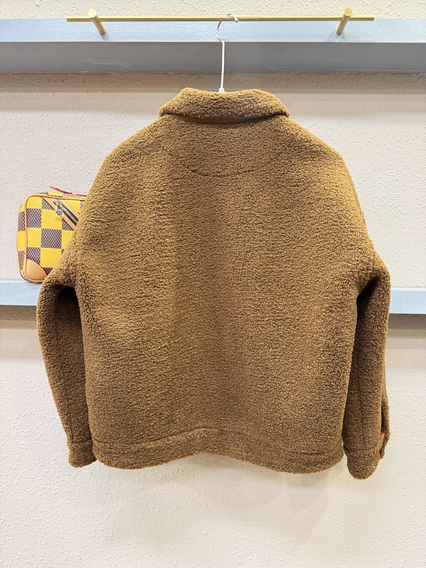 LV路易威登 新品皮毛一体，原生态人造皮面料；100%进口皮毛一体！采用进口人造皮！皮料品质相当高级。内