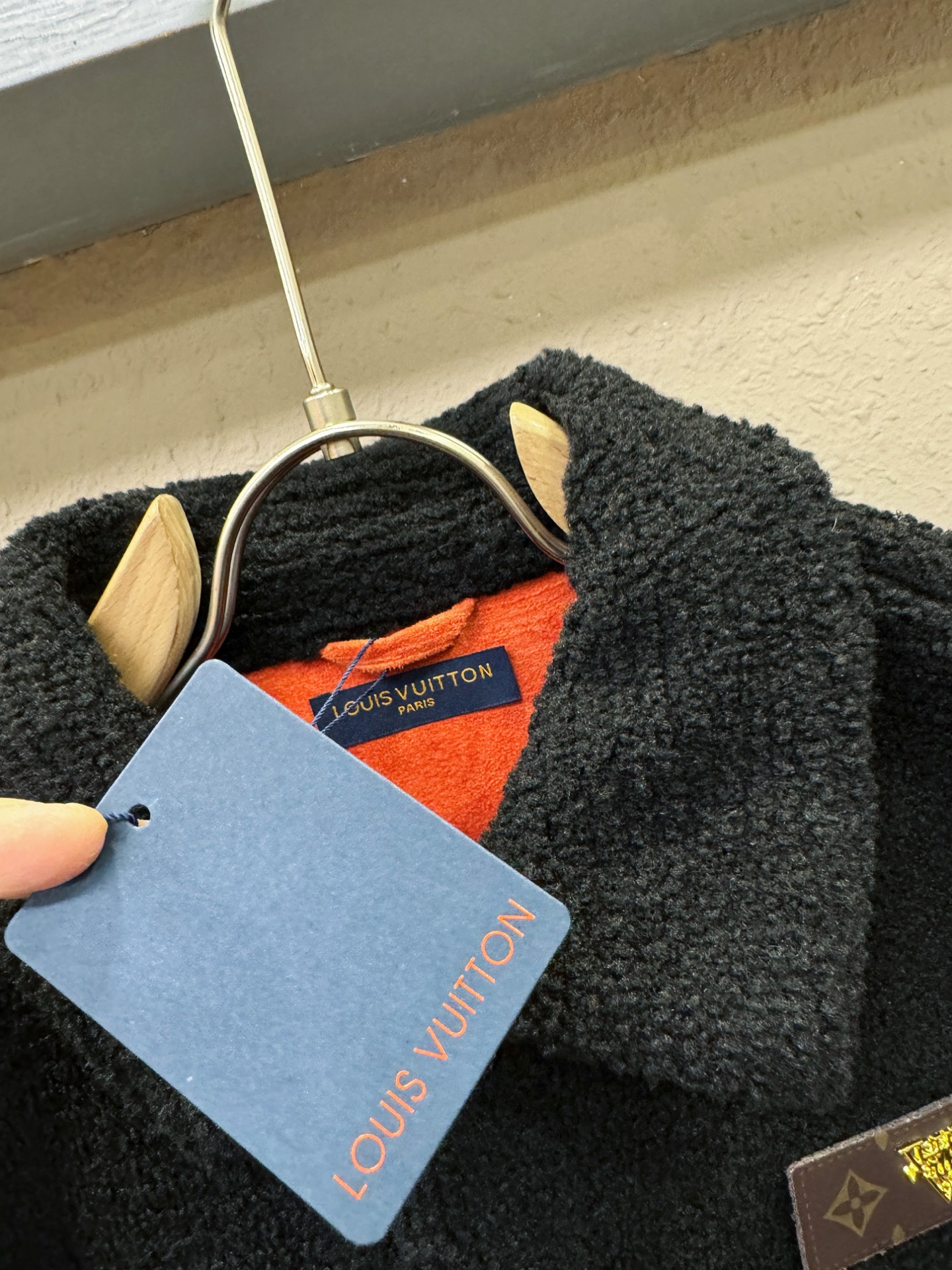 LV路易威登 新品皮毛一体，原生态人造皮面料；100%进口皮毛一体！采用进口人造皮！皮料品质相当高级。内